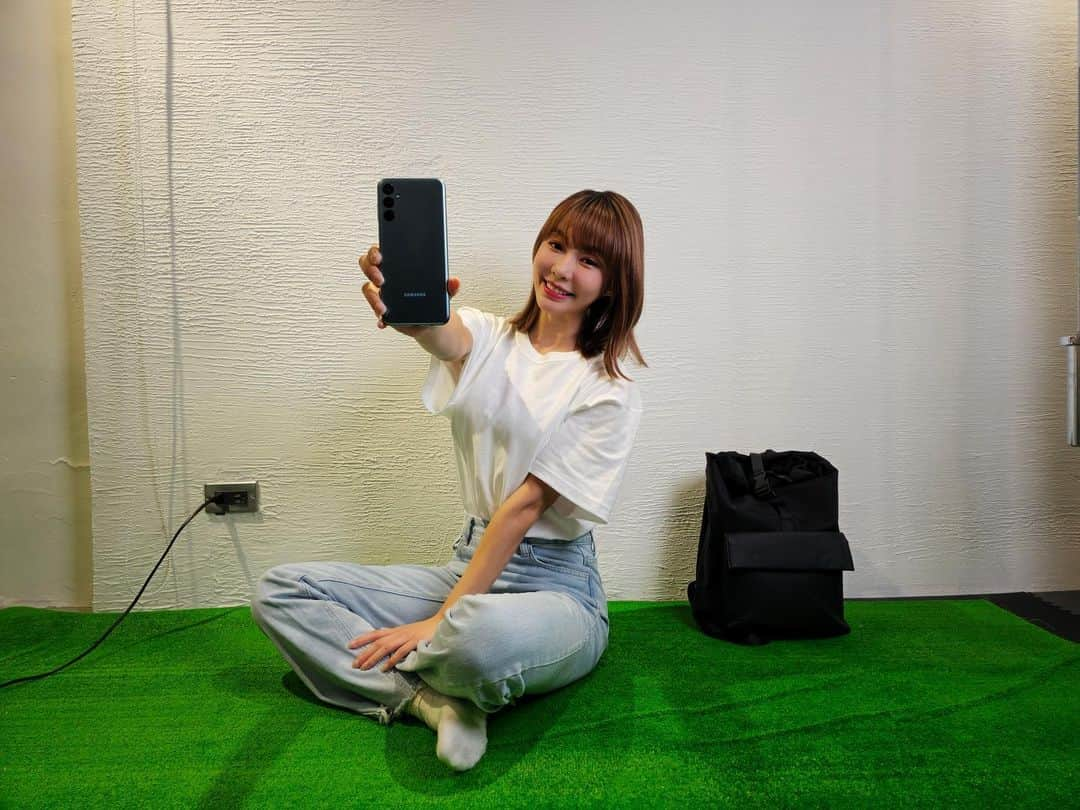 Yuriさんのインスタグラム写真 - (YuriInstagram)「將將！平常在球場總是電力滿載的我 這次跟 Samsung超大電量的 Galaxy M14 5G 合作啦～⚡️  想知道我私底下都在幹嘛嗎？ 有了 Galaxy M14 5G .... 終於能盡情在咖啡廳放鬆☕️享受長時間看影片、 還能長時間錄影捕捉瑜珈動作.... 噓！先不劇透🤭！你們自己猜猜看😜  重點是！全新 Galaxy M14 5G，竟然6000mAh 超級大電量，陪我一整天、精彩時刻不斷電⚡️還有5000萬 高畫素主鏡頭以及6.6吋 超大螢幕！價格也竟然超甜😉根本最划算的高cp值首選～🎊👏  接下來會有香噴噴的………跟 Galaxy M14 5G 合作的驚喜彩蛋給大家☺️大家敬請期待，一定要持續關注三星粉專唷❤️  #GalaxyM14 #大電量M最划算 @samsungtaiwan」4月13日 20時48分 - xx15995