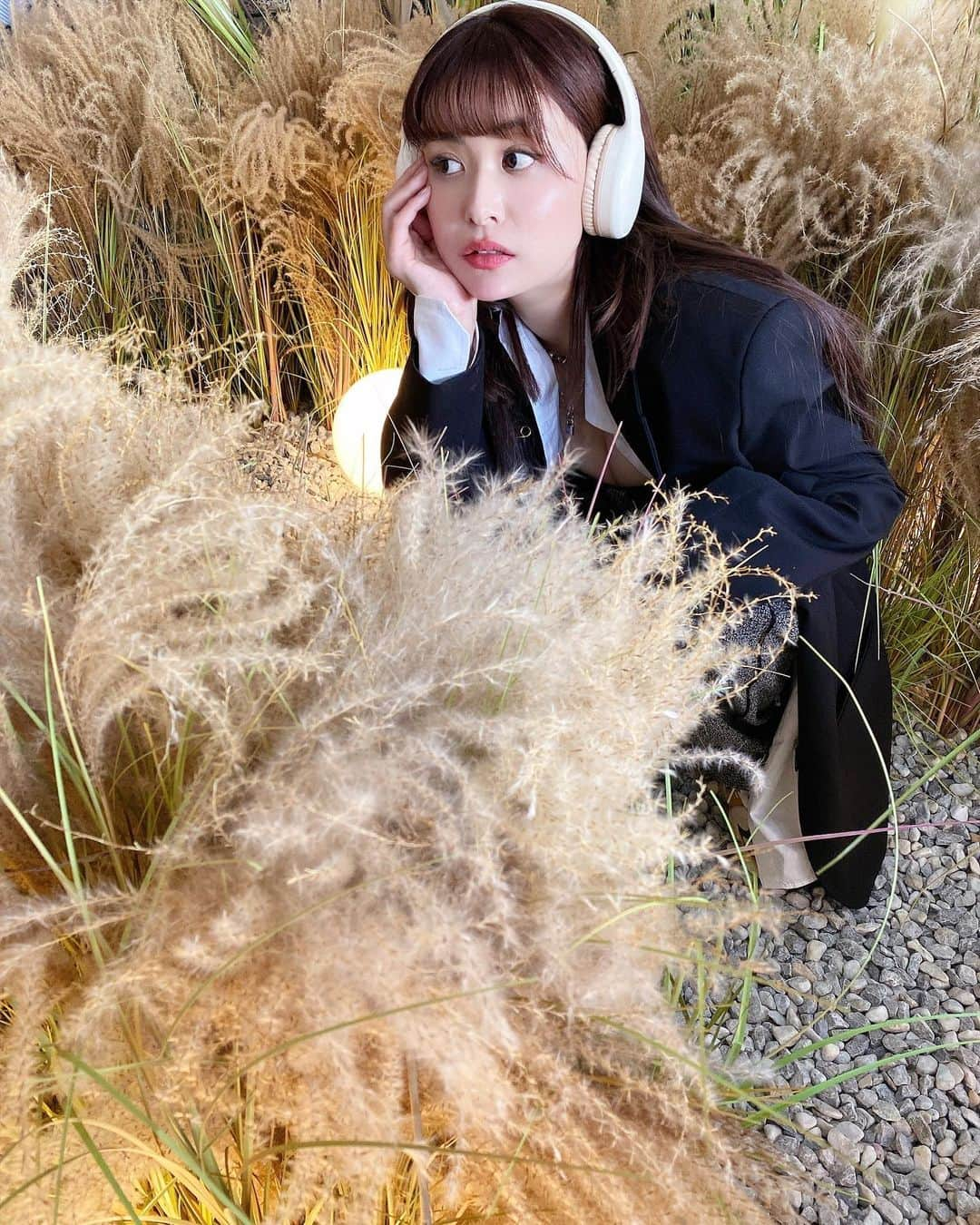 津久江麻由さんのインスタグラム写真 - (津久江麻由Instagram)「CAFE  IN！の続き💭🌾  真ん中辺りにススキが、た~くさんあるの🌾 タイミング見て、写真を撮る感じだったから 撮影がかぶることはなかった🫰  ただ写真撮る時、見られてる感じして 恥ずかしさはあります🫨🩵笑  そして私は ＂サーモンアボカドサンドイッチ＂ を頼んだの🥪 パンでサーモンとアボカド挟んでると思うじゃん？？  アボカドで挟んできたーーーー！！！  CAFE IN！では、ちゃんとどういうのか 聞くべし。です😗🤔  ✔️東京都新宿区大久保1-12-27アイオスビル2F 11:00〜23:00 JR新大久保から徒歩9分  ⁡  ⁡ ┈┈┈┈┈┈┈┈┈┈┈┈┈┈┈┈┈┈┈ ⁡ 📍@mayu_tsukue ⿴ 166𝘤𝘮 75𝘬𝘨 ⇢ 49𝘬𝘨 ❪ −２６𝘬𝘨 の減量達成！ ❫ ⿴双子ママ 👶🏻ིྀ👶🏻ིྀ ⿴ニキビ大量にありました! (ニキビ再発しました🍫ニキビ消す方法を 自肌で実験中🧪) ↳ 美容医療・スキンケア・ダイエットについてストーリーで発信しています🖇️📢💬 ⁡ ┈┈┈┈┈┈┈┈┈┈┈┈┈┈┈┈┈┈┈┈  #カフェイン #CAFEIN #新大久保カフェ #新大久保グルメ #東京グルメ #東京旅行 #韓国ファッション #韓国っぽカフェ #東京グルメ #東京カフェ #韓国コーデ #ザラコーデ #ザラジョ #ZARAコーデ #ジャケット女子 #ZARAコーデ #海外ファッション #ママコーデ #帽子コーデ #スニーカー女子 #スニーカーコーデ #大人カジュアル #プチプラコーデ #お洒落さんと繋がりたい #ブラックコーデ」4月13日 20時50分 - mayu_tsukue