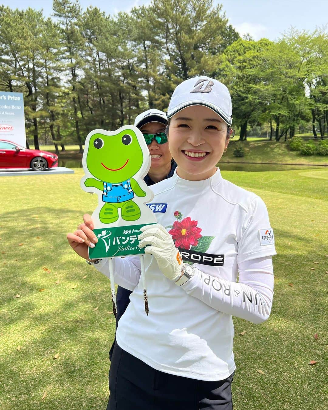 三ヶ島かなのインスタグラム：「.  今週から復帰です⛳️ お騒がせました🙇‍♀️ 休みの日寝て過ごすのは大好きだけど、 立ち止まるのはとても苦手な事に気づきました。 休んでる間にいっぱい考えたしいろんな気持ちになったけど 強く思ったのはスポーツっていいね！！ってこと🔥 私も感動や勇気とかまたたくさんの人に感じてもらえるように まずは大好きなゴルフができることに感謝して！ できる事からコツコツと また積み重ねていけるように頑張ります🌻 練習ラウンドは優しくておもろい大好きな真央ちゃんと⛳️❤️ #与えてもらったからお返しする番 #マイナスもあれば同じだけプラスもある✌️ #スポーツって素晴らしい #🙈🙊🙉」