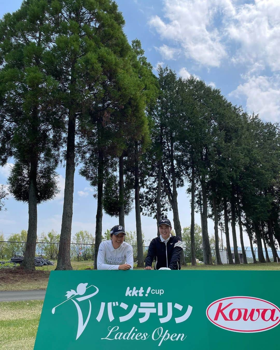 大里桃子さんのインスタグラム写真 - (大里桃子Instagram)「☺︎ 明日からKKT杯バンテリンレディスオープン🐻💚 楽しんできます！✌️ #後輩の奥山純菜と #地元熊本開催 #応援宜しくお願いします」4月13日 20時51分 - chanmomo810