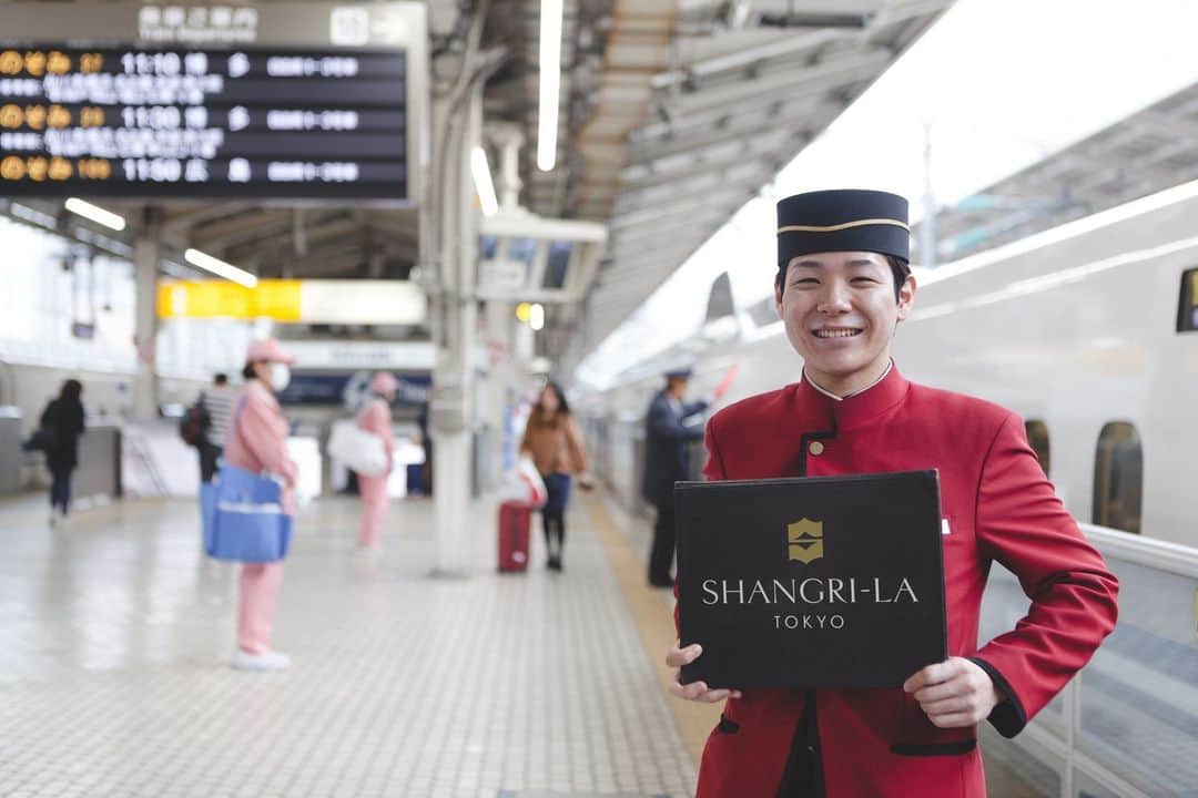 のインスタグラム：「東京駅からホテルまで迷ったことはございませんか？⁣ ⁣ シャングリ・ラ 東京では、東京駅のホームまでスタッフがお迎え、お見送りする「ミート＆グリートサービス」を行っています。⁣ ⁣ 遠方からお越しの方、初めてご来館される方など、ご利用を希望されるご宿泊のお客さまはぜひ事前にご予約ください。⁣ ⁣ ホテルスタッフが笑顔でお迎えいたします。⁣ ⁣ Worried about finding the way to the Shangri-La?⁣ ⁣ Request "Meet & Greet Service" - our staff in vivid red uniform will wait for your arrival at the platform of Tokyo Station and warmly guide to the hotel.⁣ ⁣ #shangrilacircle #myshangrila #shangrilahotels #shangrila #shangrilatokyo #tokyotravel #tokyotrip #tokyostation #シャングリラ #シャングリラ東京 #シャングリラサークル #東京駅 #丸の内 #大手町 #ホテル」