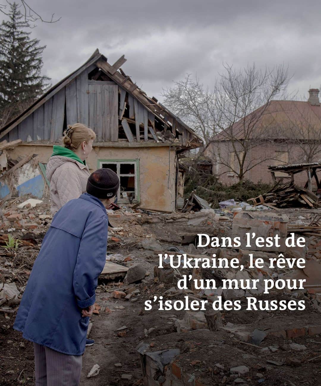 ルモンドのインスタグラム：「A 10 kilomètres de la frontière russe, la ville de Bilopillia apprend à vivre en mauvais voisinage. Pour ses 15 000 habitants, le grondement des canons s’est intégré au fond sonore. Une poignée de bâtiments démolis se sont fait une place dans le paysage.  Longeant d’un pas traînant le commissariat ravagé le matin du 7 avril, une dame d’une cinquantaine d’années ignore le spectacle de dévastation. Elle hésite à s’exprimer, puis poursuit son chemin, prétextant une affaire urgente à régler. A sa suite, des relents d’alcool flottent quelques instants dans l’air.  Un tiers du commissariat, un bâtiment d’un étage, a été pulvérisé. Les façades avant et arrière ont disparu, dénudant quelques pièces ouvertes aux quatre vents. Tous les bâtiments dans un rayon de 100 mètres sont sérieusement endommagés, les toits et les fenêtres de ceux restés viables ont déjà été recouverts de films protecteurs.  Olexandr, un policier en civil, observe les ruines avec un ami. Il montre sur son portable l’énorme cratère de plusieurs mètres de profondeur creusé par l’explosion, rebouché depuis avec les gravats. « Notre collègue Vadim Listopad, qui assurait la permanence, a été tué dans l’explosion. Pourquoi ? », interroge-t-il, tristement. Il se raidit, puis reprend : « Notre voisin [la Russie], je ne veux plus savoir ce qui se passe chez lui. Je veux qu’on construise un mur et l’oublier. Là-bas, si tu brandis une pancarte dans la rue, on te jette en prison. Nous ne voulons pas vivre ainsi. Des dizaines de milliers de nos militaires sont morts pour que l’on puisse vivre normalement, avec un minimum de liberté. Il nous faut un mur et des armes. Parce que nous serons toujours à 10 kilomètres d’eux. » - Vous avez lu 25% de cet article. - Photo : @rafaelyaghobzadeh  #pourlemonde - Retrouvez notre article en suivant le lien linkinbio sur notre profil.⁣⁣ -  #ukrainewar #guerreenukraine #bombesplanantes」