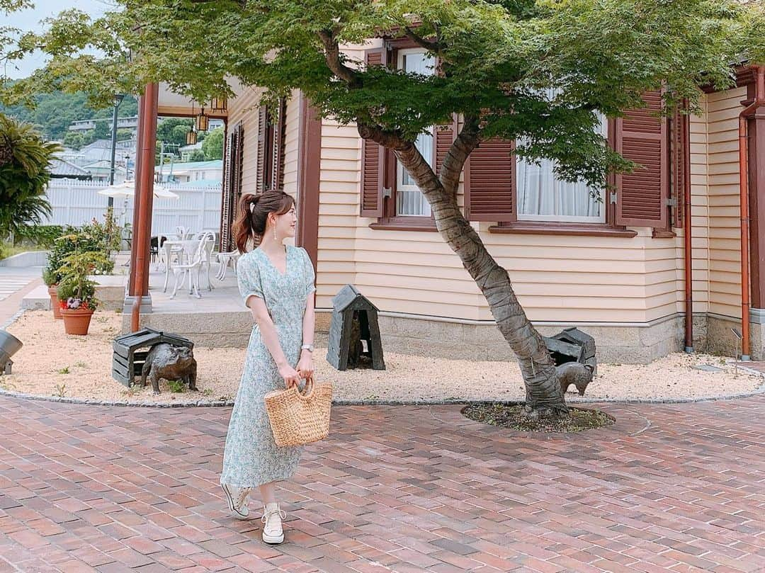 上坂由莉さんのインスタグラム写真 - (上坂由莉Instagram)「ブラッシュアップライフ📺 幼なじみにオススメされて気になってたら、 お次はフォロワーの女子の皆さんにも激推しされ まだ観てないの？絶対観て！まだ？早く！と 煽られる形でHulu登録して、全部観ました❣️ ⁡ ⁡ どハマりして、ブラッシュアップライフの ２周目に行こうとしてる私です🙋‍♀️💓笑 ⁡ ⁡ シール交換のネタからプロフィール帳と世代すぎる🤣 てか、シール交換は地元の流行りではなく、 全国的に流行ってた事にびっくりしました😂 ⁡ ⁡ 観ながら思い出してたんですが、 私の地元ではプリクラ撮ったら切る前に カラーコピーして、100均で売ってる 透明のテープを上から貼って、 プリクラの元本に近づけて交換とかもしてたんですが、 皆さんの地域はどうでしたかね⁉️🤭 私の地元だけやったら面白すぎる😂 ⁡ ⁡ 凄く懐かしい気持ちになりました📺 たまに本当人生何周目？て思うくらい しっかりした子供たちもいますよね🥰👏 私も見ながらどこをやり直すかな？とか 考えてしまいました👩笑 ⁡ ⁡ 写真は去年行った北野異人館👗 このレトロな空間はタイムスリップしたかのように 現実から離れられる不思議な空間なのです🌍 今年もまた行けるといいな✨ ⁡ ⁡ #ブラッシュアップライフ #ドラマ #シール交換 #北野異人館 #旧ムーア邸 #レトロ #レトロ空間 #神戸 #北野 #神戸観光 #神戸旅行 #関西観光スポット #春ワンピ #ワンピースコーデ #かごバック #春コーデ」4月13日 21時00分 - yuri_yoga.727