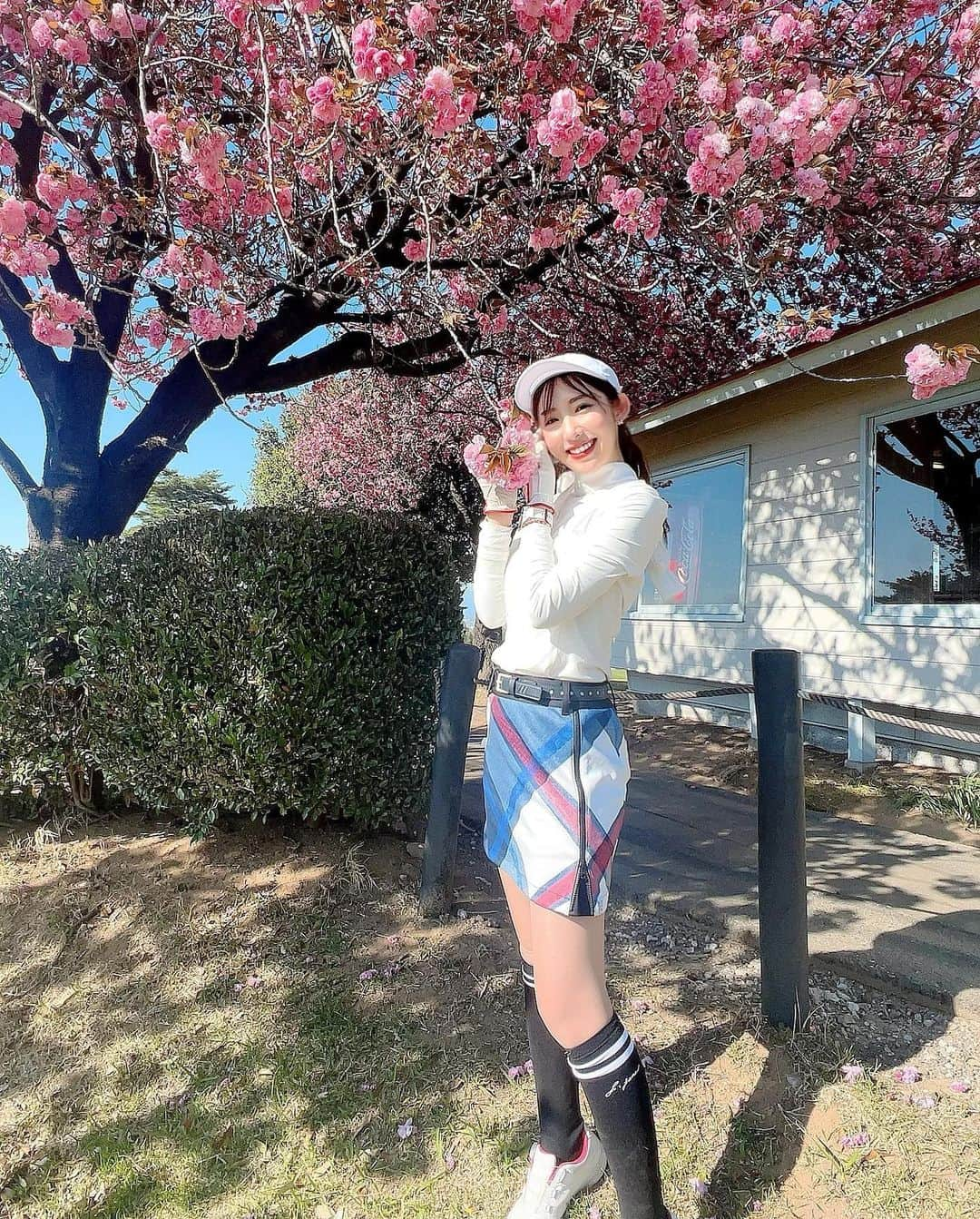 千代田唯のインスタグラム：「第2回千代田カップ⛳️🌸 ラウンドイベントご参加くださった皆さまありがとうございました✨ メンバーとお天気に恵まれて、とても楽しい1日になりました✨  ウェア👗 トップス @j.jane_japan  スカート @newyorker_golf  リボンとチェックの組み合わせにしてみました〜🎀  今回は岡部チサンカントリークラブで開催✨ 見晴らしがよく、気持ちのいいコースでしたよ☺️💕 桜の季節は終わってしまったと思っていたけど、八重桜が満開でお花見気分も味わえました🌸ラッキー👍 お昼のハンバーグもおいしかったです〜✨  ドライバーの本調子出せなかったので 3回目に向けて練習します⛳️ 納得いかないと独り言多め、、動画恥ずかしい😳汗  5月&6月も開催を予定しているので 是非ご参加お待ちしております☺️🌸  #千代田カップ #スマイルゴルフ #newyorker#jjane#韓国コーデ  #ゴルフウェア#ゴルフ女子#ゴルフコーデ #ゴルフ好きな人と繋がりたい#ゴルフ大好き#ゴルフ女子コーデ#ゴルフスタグラム#スイング動画」