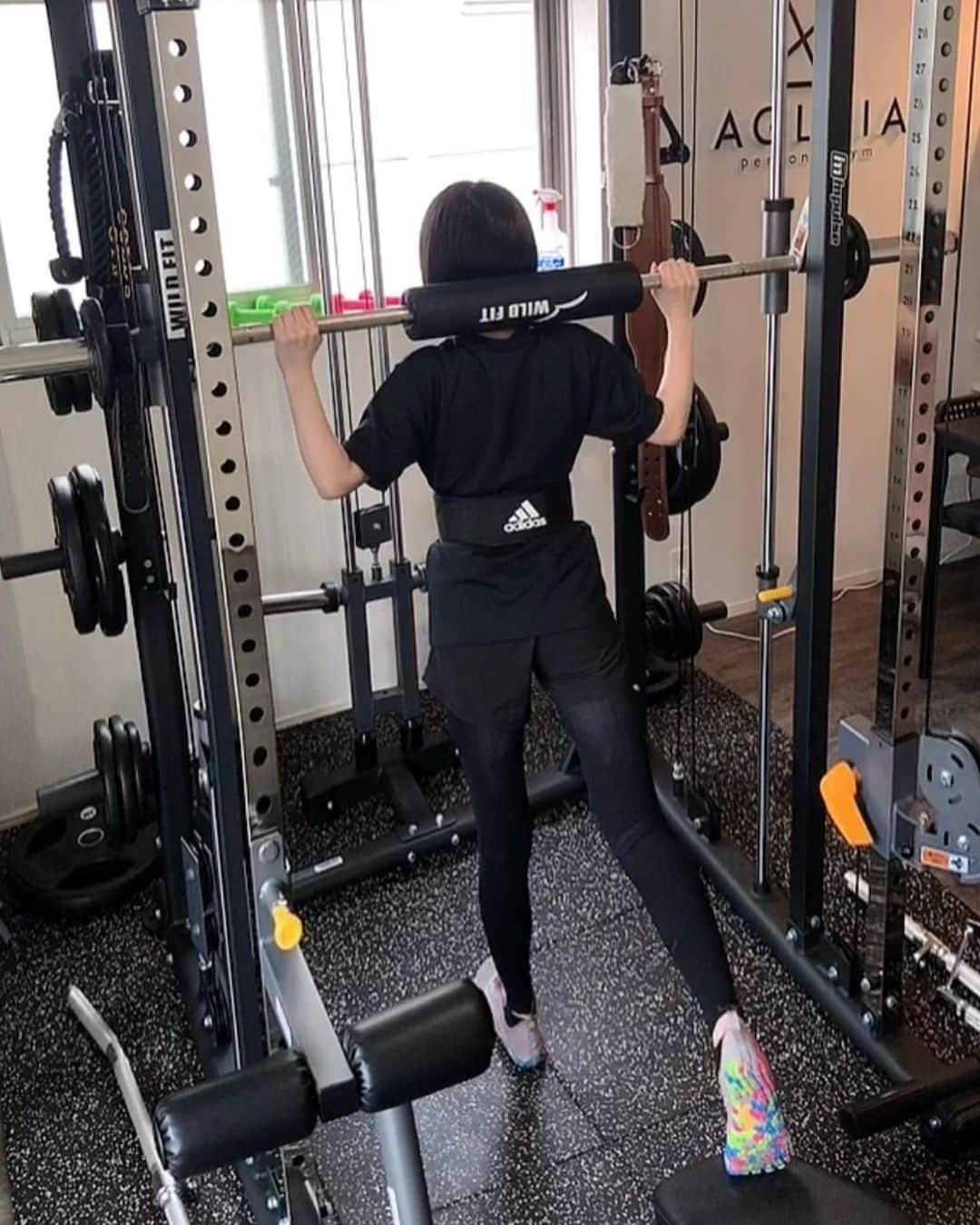 宮瀬彩加のインスタグラム：「📍　@aglaia_personalgym  最近のジム活🤍トレーニング記録🏃‍♀️  ぜーったい1人じゃ続かないから パーソナルに通っててよかったと実感してます✨ アグライアーはなかでも毎回ハッピーで 楽しくて通いやすい🐻🏷 特に食事制限してなくても 体脂肪率が3パーセント以上おちて 引き締まってきました🫣やったー。  ちょっとした身体の変化にも気づいて 褒めてくれるのでモチベもずっと保ててて、 お仕事の合間にもオーディション前でも 行ったらパワーかでるし完全に身体が温まって 力がでるので時間あれば行ってます✌️  ちなみに仲良しな優ちゃんも 通っててこないだたまたま会って テンションあがりました🫶  引き続きがんばろーっと。  #gym #workout #parsonaltraining」