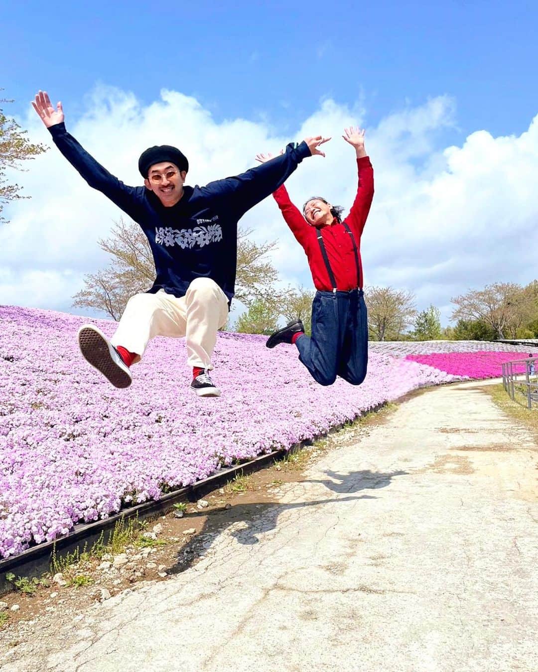 上村翔平のインスタグラム：「🌸🌸🌸JUMP!!!🌸🌸🌸  おっととっと春だぜ。  オチロ @ochirosart と東京ドイツ村へ!!! 芝桜とネモフィラが満開でした!!!  ハンモックもあり、制作の日々から少しだけ抜け出して空白の時間をいただきました🙏  夏にはBBQやりに行きたい!!!  @tokyo_german_village_official   #Supported#東京ドイツ村#遊園地コーデ#芝桜#ネモフィラ#千葉県#袖ケ浦#花#東京ドイツ村2023春supported#ドイツ村#テーマパーク#遊園地#観光#旅行#お花畑#花畑#絶景#ドライブ」