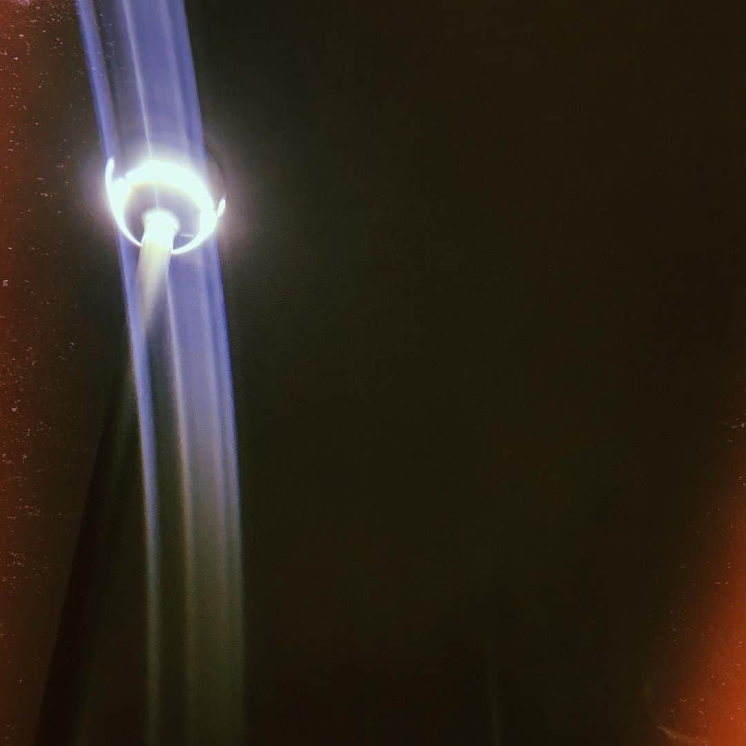 三好大貴のインスタグラム：「・ 書くべきなのか迷った。 何度も消した。 でもこのやるせ無さをどこにぶつけていいのかわからなくて。 また消すかもしれない。 良くない印象を持たせてしまったならごめんなさい。  今日劇場に向かう前 バスの出口から女性が転がり落ちてきた。 その後学生服の男の子がリュックやら水筒やらをその女性に投げつけて、バスを蹴ったり近くの自転車を投げ飛ばしたり。 女性が引きづりまわされ始めたので通行人の方と止めにはいる。 転がった赤い手帳を見て理解した。 支援学校の近くに住んでいたことがあるからこういうことは初めてじゃない。 しばらくすると男の子も少し落ち着いてくれた。 通りかかった主婦さんがばら撒かれた荷物を拾っていたので学生証から学校へ連絡してもらう。 お母さんも男の子も怪我してたので念の為救急車も。  少し遅れますと連絡して劇場に向かった。  本番前やしとか思って助けるか少し躊躇ってしまった。 落ち着いた後自分が大怪我してたらどうしようとか考えてしまった。 見て見ぬふりする方も沢山いた。 関係のない自分なんかが泣いてしまった。  去り際にお母さんが泣きながらお怪我ないですか本当にすみません息子がすいませんと頭を下げていたのが辛くて。  謝ることなんて何一つないのに。 懸命に生きてるだけやのに。  三好大貴っていいます。役者やってます。いつか二人で僕の舞台観にきてください。 精一杯笑ってそう言うしかできんかった。 それしか出来ん自分に腹が立った。  変に力入らないように心落ち着かせて変わらず今日も本番やった。  せめて誰かを救えるように願って。  Jアラートが鳴ったり信じられない事件があったり お芝居やったらいいのにって思うことがたくさんある。  無力やけど芝居を続けるしか自分には方法がない。  悔しい。やるせないな。  支え合って生きてかんと。」