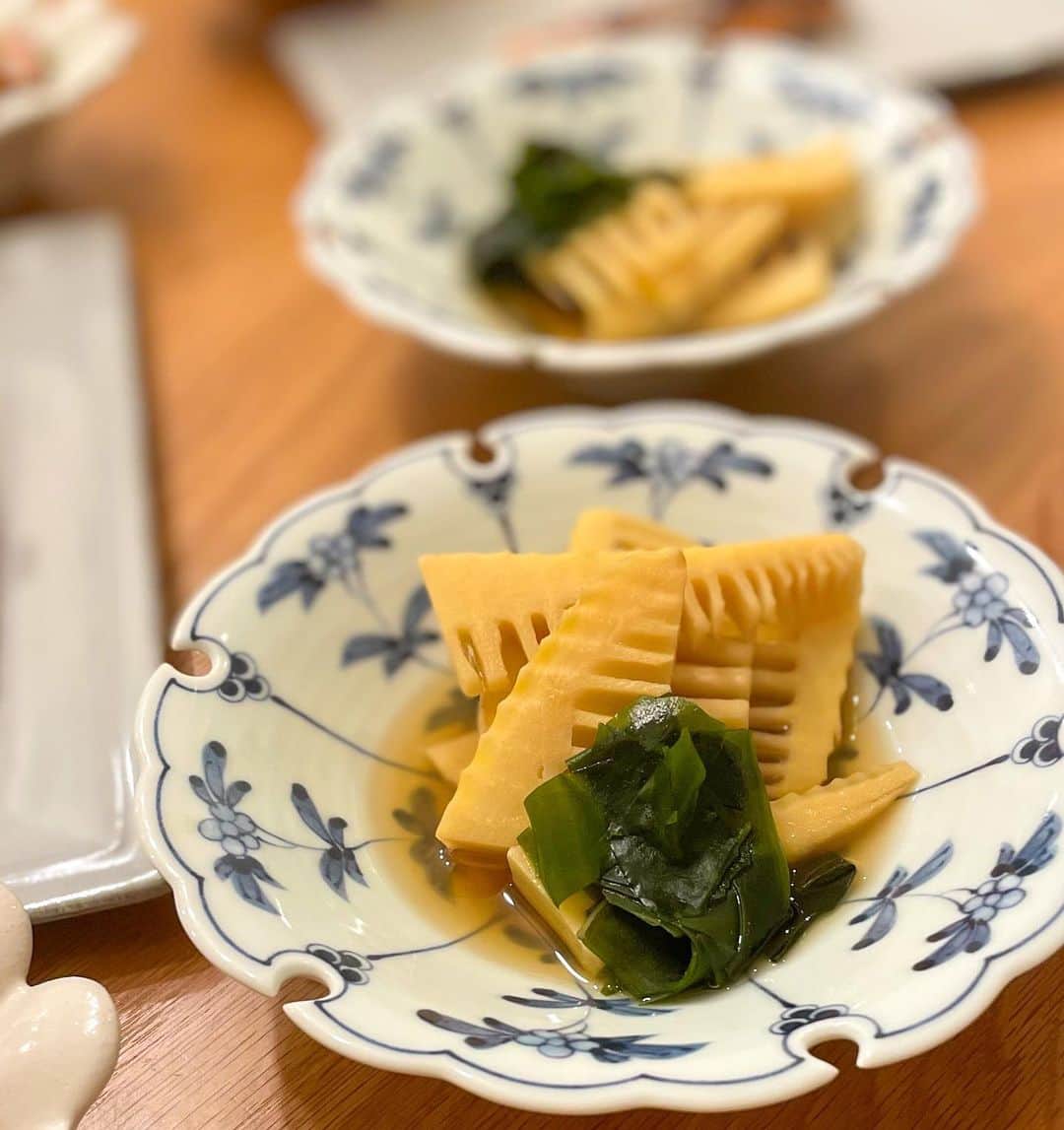 伊賀るり子さんのインスタグラム写真 - (伊賀るり子Instagram)「たけのこnight🌙 今日の夜ご飯はたけのこ尽くし！今が旬のシャキシャキたけのこをとことん楽しみました。  🌟Menu🌟 ・若竹煮（筍とわかめの煮物） ・トマトと新玉ねぎのサラダ ・鮭の塩焼き ・筍と油揚げの炊き込みご飯 ・豆腐と葱の赤だし味噌汁  たけのこのアク抜きは1つ前の投稿のレンジでやる方法で。やっぱり新たけのこは食感も香りも格別の美味しさです。  1日の糖質量目安✨ (1ヶ月のマイナス目標体重別) 3〜5kg→60g以下 2~3kg→120g以下 1~2kg→160g以下 白米は茶わん1杯で糖質約55g  ＼食べて痩せる／ 野菜料理研究家の低糖質ごはん @ruriscooking   #たけのこ #たけのこレシピ #たけのこご飯 #ダイエット献立 #献立 #献立日記 #夜ご飯 #ダイエット #ダイエットレシピ #うつわ #テーブルコーディネート #簡単レシピ #ダイエット料理 #夫婦ごはん #今日の献立 #和食器 #よしざわ窯 #星耕硝子 #sakuzan #小鉢」4月13日 20時57分 - ruriscooking