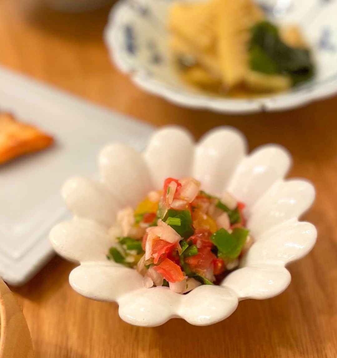 伊賀るり子さんのインスタグラム写真 - (伊賀るり子Instagram)「たけのこnight🌙 今日の夜ご飯はたけのこ尽くし！今が旬のシャキシャキたけのこをとことん楽しみました。  🌟Menu🌟 ・若竹煮（筍とわかめの煮物） ・トマトと新玉ねぎのサラダ ・鮭の塩焼き ・筍と油揚げの炊き込みご飯 ・豆腐と葱の赤だし味噌汁  たけのこのアク抜きは1つ前の投稿のレンジでやる方法で。やっぱり新たけのこは食感も香りも格別の美味しさです。  1日の糖質量目安✨ (1ヶ月のマイナス目標体重別) 3〜5kg→60g以下 2~3kg→120g以下 1~2kg→160g以下 白米は茶わん1杯で糖質約55g  ＼食べて痩せる／ 野菜料理研究家の低糖質ごはん @ruriscooking   #たけのこ #たけのこレシピ #たけのこご飯 #ダイエット献立 #献立 #献立日記 #夜ご飯 #ダイエット #ダイエットレシピ #うつわ #テーブルコーディネート #簡単レシピ #ダイエット料理 #夫婦ごはん #今日の献立 #和食器 #よしざわ窯 #星耕硝子 #sakuzan #小鉢」4月13日 20時57分 - ruriscooking