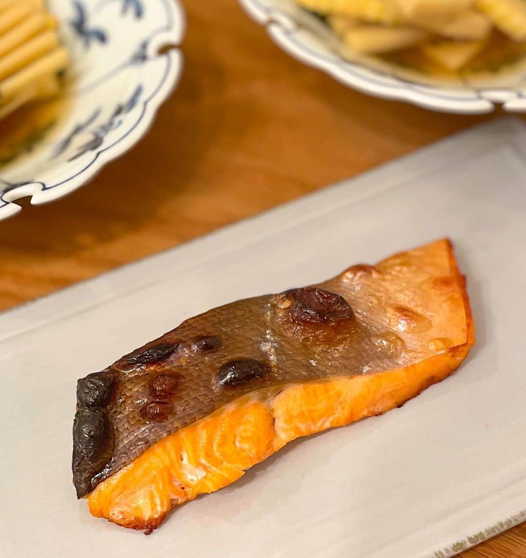 伊賀るり子さんのインスタグラム写真 - (伊賀るり子Instagram)「たけのこnight🌙 今日の夜ご飯はたけのこ尽くし！今が旬のシャキシャキたけのこをとことん楽しみました。  🌟Menu🌟 ・若竹煮（筍とわかめの煮物） ・トマトと新玉ねぎのサラダ ・鮭の塩焼き ・筍と油揚げの炊き込みご飯 ・豆腐と葱の赤だし味噌汁  たけのこのアク抜きは1つ前の投稿のレンジでやる方法で。やっぱり新たけのこは食感も香りも格別の美味しさです。  1日の糖質量目安✨ (1ヶ月のマイナス目標体重別) 3〜5kg→60g以下 2~3kg→120g以下 1~2kg→160g以下 白米は茶わん1杯で糖質約55g  ＼食べて痩せる／ 野菜料理研究家の低糖質ごはん @ruriscooking   #たけのこ #たけのこレシピ #たけのこご飯 #ダイエット献立 #献立 #献立日記 #夜ご飯 #ダイエット #ダイエットレシピ #うつわ #テーブルコーディネート #簡単レシピ #ダイエット料理 #夫婦ごはん #今日の献立 #和食器 #よしざわ窯 #星耕硝子 #sakuzan #小鉢」4月13日 20時57分 - ruriscooking
