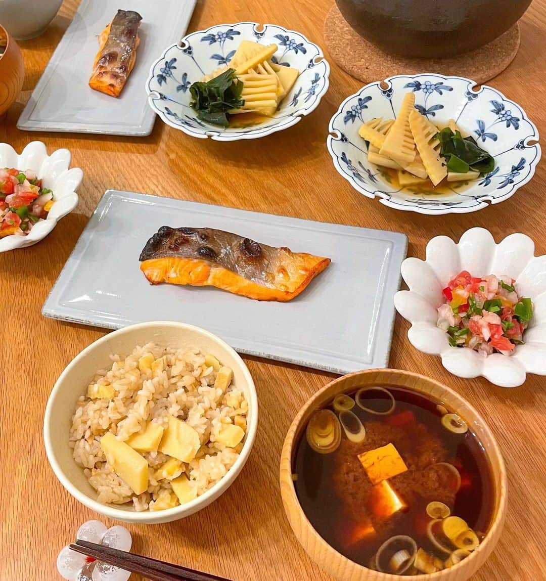 伊賀るり子さんのインスタグラム写真 - (伊賀るり子Instagram)「たけのこnight🌙 今日の夜ご飯はたけのこ尽くし！今が旬のシャキシャキたけのこをとことん楽しみました。  🌟Menu🌟 ・若竹煮（筍とわかめの煮物） ・トマトと新玉ねぎのサラダ ・鮭の塩焼き ・筍と油揚げの炊き込みご飯 ・豆腐と葱の赤だし味噌汁  たけのこのアク抜きは1つ前の投稿のレンジでやる方法で。やっぱり新たけのこは食感も香りも格別の美味しさです。  1日の糖質量目安✨ (1ヶ月のマイナス目標体重別) 3〜5kg→60g以下 2~3kg→120g以下 1~2kg→160g以下 白米は茶わん1杯で糖質約55g  ＼食べて痩せる／ 野菜料理研究家の低糖質ごはん @ruriscooking   #たけのこ #たけのこレシピ #たけのこご飯 #ダイエット献立 #献立 #献立日記 #夜ご飯 #ダイエット #ダイエットレシピ #うつわ #テーブルコーディネート #簡単レシピ #ダイエット料理 #夫婦ごはん #今日の献立 #和食器 #よしざわ窯 #星耕硝子 #sakuzan #小鉢」4月13日 20時57分 - ruriscooking