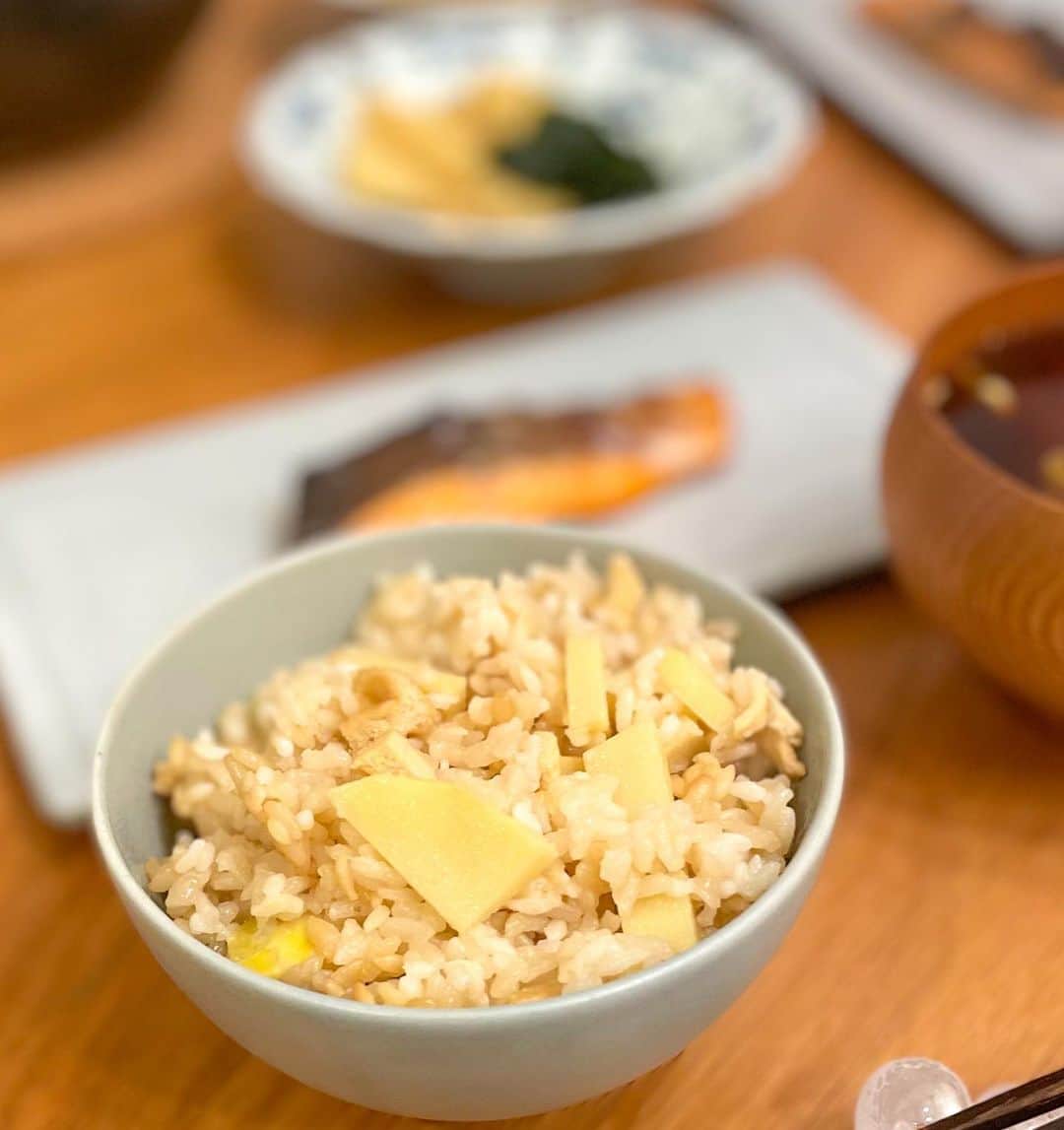 伊賀るり子さんのインスタグラム写真 - (伊賀るり子Instagram)「たけのこnight🌙 今日の夜ご飯はたけのこ尽くし！今が旬のシャキシャキたけのこをとことん楽しみました。  🌟Menu🌟 ・若竹煮（筍とわかめの煮物） ・トマトと新玉ねぎのサラダ ・鮭の塩焼き ・筍と油揚げの炊き込みご飯 ・豆腐と葱の赤だし味噌汁  たけのこのアク抜きは1つ前の投稿のレンジでやる方法で。やっぱり新たけのこは食感も香りも格別の美味しさです。  1日の糖質量目安✨ (1ヶ月のマイナス目標体重別) 3〜5kg→60g以下 2~3kg→120g以下 1~2kg→160g以下 白米は茶わん1杯で糖質約55g  ＼食べて痩せる／ 野菜料理研究家の低糖質ごはん @ruriscooking   #たけのこ #たけのこレシピ #たけのこご飯 #ダイエット献立 #献立 #献立日記 #夜ご飯 #ダイエット #ダイエットレシピ #うつわ #テーブルコーディネート #簡単レシピ #ダイエット料理 #夫婦ごはん #今日の献立 #和食器 #よしざわ窯 #星耕硝子 #sakuzan #小鉢」4月13日 20時57分 - ruriscooking