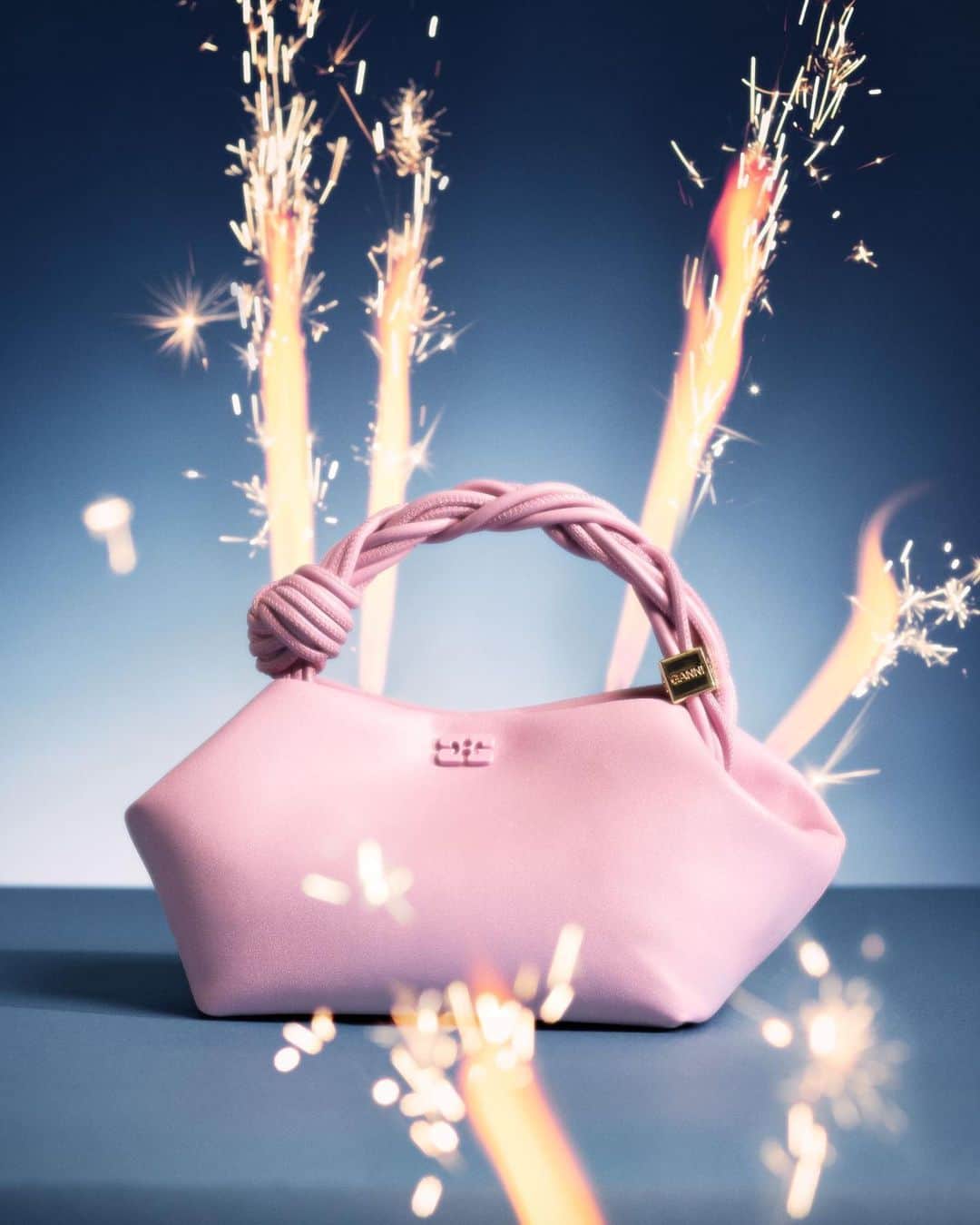 ガンニのインスタグラム：「An iconic bag made for all aspects of everyday life 💫  The GANNI Bou bag   📷: @albdorf   #GANNI」