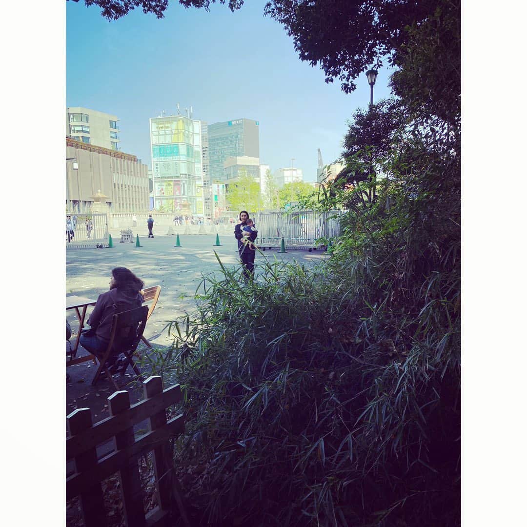 緒月遠麻さんのインスタグラム写真 - (緒月遠麻Instagram)「☺︎  店の外で 同期の子をあやす🍼👶  #距離感が絶妙」4月13日 21時02分 - toma_ozuki