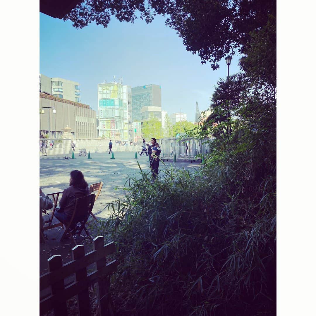 緒月遠麻のインスタグラム：「☺︎  店の外で 同期の子をあやす🍼👶  #距離感が絶妙」