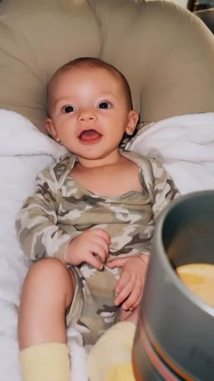 ダニエル・クヌッドソンのインスタグラム：「Coffee with my happy lil man 🥹 I love being your mom💙 #bestjobintheworld #momlife #babyboy」