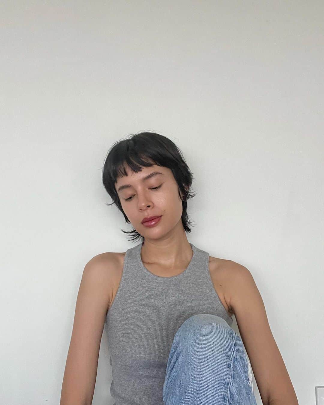 大屋夏南のインスタグラム：「When your skin isn’t at its best, it’s nice to have one less thing to worry about 🤍 肌の悩みってみんなそれぞれあるよね。私はザラつきだったりくすみだったり体調によって変わるけど、そういう肌のゆらぎが気持ちのゆらぎにつながることもある。 でもこれがあったら大丈夫って思えるお守りのようなアイテムがあったら心強い。 SK-IIのジェノプティクス ウルトオーラ エッセンスはなめらかなテクスチャーでしっかり保湿、でもベタつかず、肌をトーンアップして透明感を引き出し、自信の持てる肌にしてくれる😌💫  #100カラットオーラ #美白美容液 #SKII」