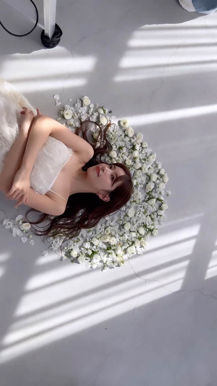 舟山久美子（くみっきー）のインスタグラム：「宣材撮影のときの📸 どれをアイコンにしようか？✨  この時は@kajierimakeupさんヘアメイクなのですが、 本当に人もメイクも考え方もすき😍👌 そして共通点が本当に多すぎて、話が止まりません👶✨  楽しかった✨ #撮影　#photoshoot」