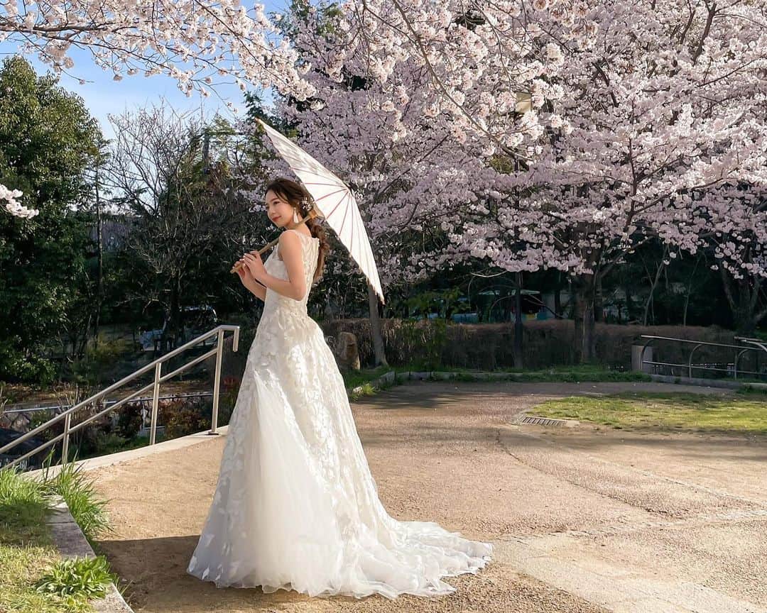 まおまおさんのインスタグラム写真 - (まおまおInstagram)「ꔛ 𝕨𝕖𝕕𝕕𝕚𝕟𝕘 𝕡𝕙𝕠𝕥𝕠 ໒꒱ ꔛ  桜シーズン終わっちゃったけど...🤍🫧  1〜2枚目は五島さんカメラ📷  3枚目は同じ場所で撮ったスマホカメラ🤳  五島さんのカメラワークは ほんと手品みたいで感動しまくり🥹💓  👗 @miciestorica 📸 @s.goshima.marugo  ꔛ  🏷 #weddingdress #weddingphotography #ウェディングドレス #ウェディングヘア #ウェディングフォト #ウェディングレポ #花嫁 #花嫁ヘア #京都ウェディング #京都ウェディングフォト #ミーチェストーリカ #miciestorica #桜ウェディング  ꔛ」4月13日 21時05分 - _maomao2_