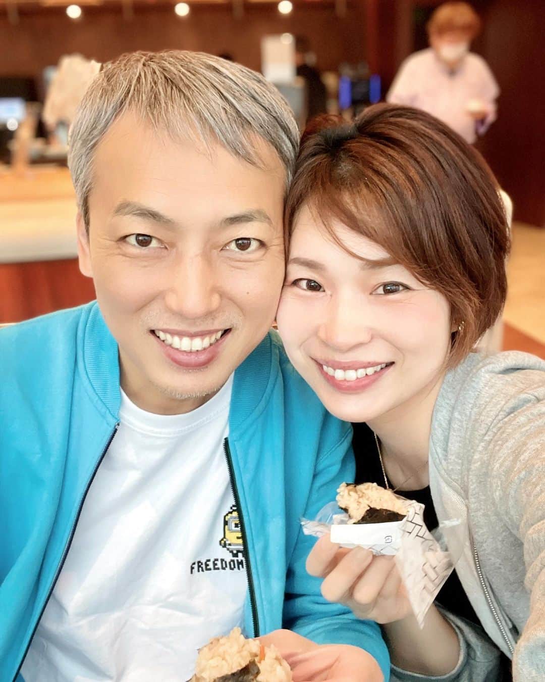 三佐和あやのインスタグラム：「🍙🍙🍙𝐒𝐩𝐞𝐜𝐢𝐚𝐥 𝐓𝐇𝐀𝐍𝐊𝐒 ✨  アニメが連れて行ってくれた 人吉 （熊本）✈️   秘境まで ずっと運転して山を越えてくれた 旦那さんに 特別な感謝を込めて…  いつも、全力で家族のために ありがとう。  行ってみて、すごい秘境だな、と感じ、 乗ってるだけで 子供のときぶりに   開放感を感じた🌿  帰ってきてから ほんとに、 こんな 観光地で、ある意味 なにもない場所で、  家族がネトフリでハマった #夏目友人帳 の 聖地巡礼に 連れてってくれた感謝を覚えた😂  ずいぶん お金も落とせたかな〜  あとね、 フォロワーさんで 熊本に来てくれて嬉しい！人吉の近くが地元！って、 コメントが めちゃくちゃ嬉しくて！！  ほんと、すごい 水も空気も綺麗だし、 夏目友人帳に出てくる 妖は、どことなく  ゲゲゲの鬼太郎てきな 気持ち悪さってないんだけど、  夏目友人帳の世界観（人吉）に入ってみると、 その爽やかさが、 すごくよくわかったの☺️  旅館から ぼーっと 川を眺めていたり、 中庭や 温泉に浸かっていたり、  どことなく、 妖を感じたりして… 妖精に近いかもね🧚‍♀️  (物がよくなくなるな）と感じたのは、 部屋が広いせい？笑  水害で通らなくなってしまった線路も、 本当にココから人吉まで 電車通ってたの？！と思うくらい..  神戸で育った私には とても新鮮で、 素敵な気持ちにさせてくれたの。  @hitoyoshiryokan もよかった！ #アラフォーライフ #夫婦デート #人吉 #家族旅行 #熊本旅行」