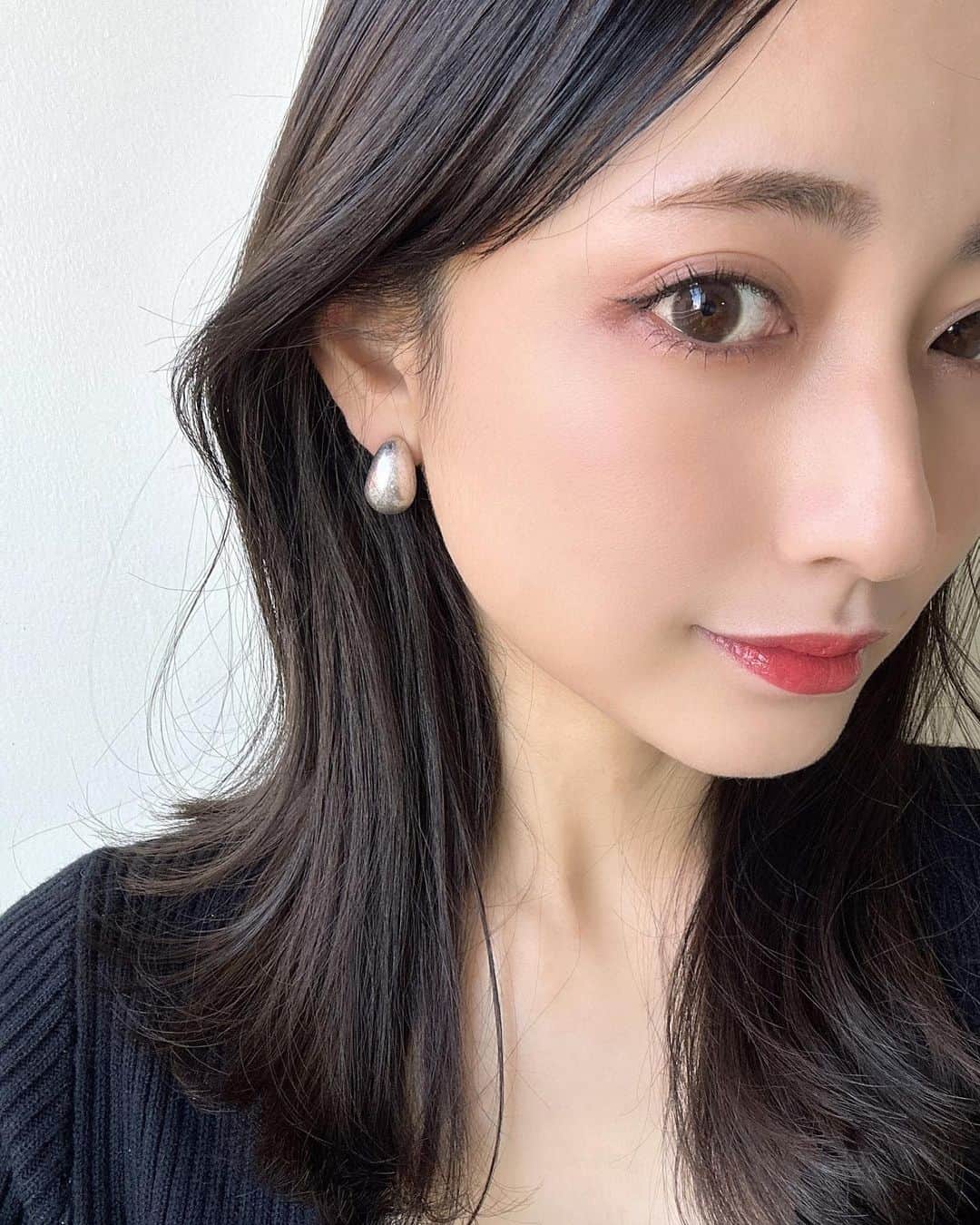 kaneshima ayaさんのインスタグラム写真 - (kaneshima ayaInstagram)「. 髪暗くしてアイラインは黒かったのに 眉毛買うの忘れてた💭 顔まわりの切り方が天才すぎて、 簡単にくびれヘアができる👩🏻🤍」4月13日 21時06分 - ayaaa0214