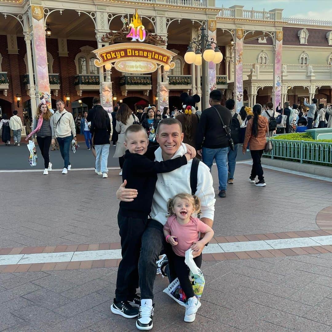 ミッチェル・デュークのインスタグラム：「My little crew here in Japan 🇯🇵💗💙 appreciate every second of time I get! People question me all the time why I am not just playing football in the same country with my kids but everything I do is to better their futures! All be worth it at the end 🙏🏼👨‍👧‍👦」