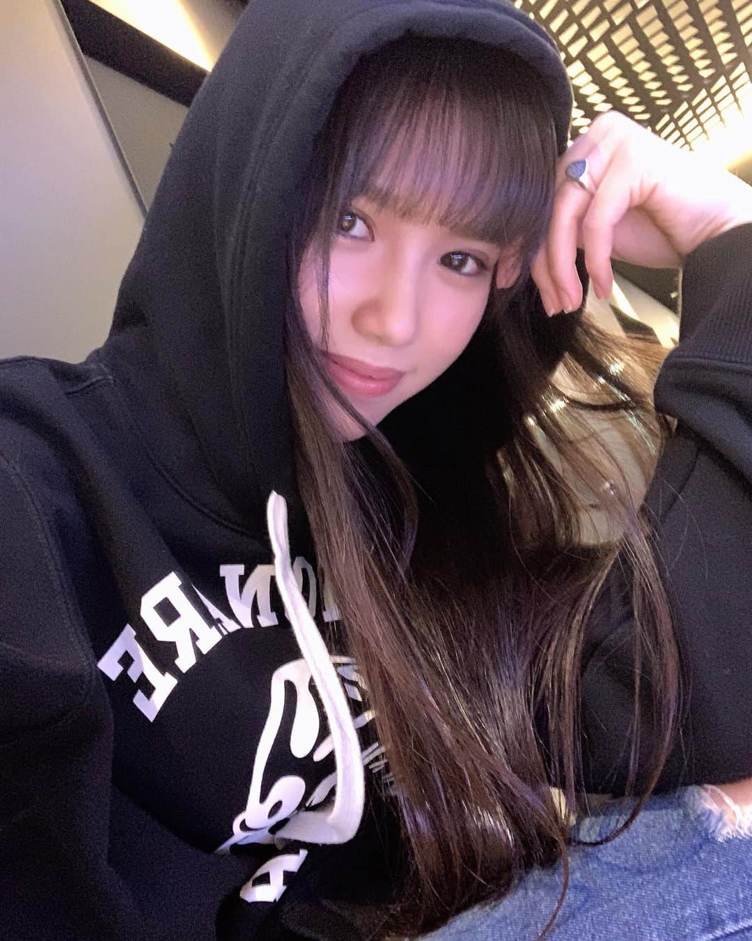 増田小春のインスタグラム：「パーカーな日もあったりっ❣️ これお揃いなのっ！ ・ ・ ・ 前髪定着してきた〜？ #パーカー女子 #前髪 #こはる #fashion #makeup」