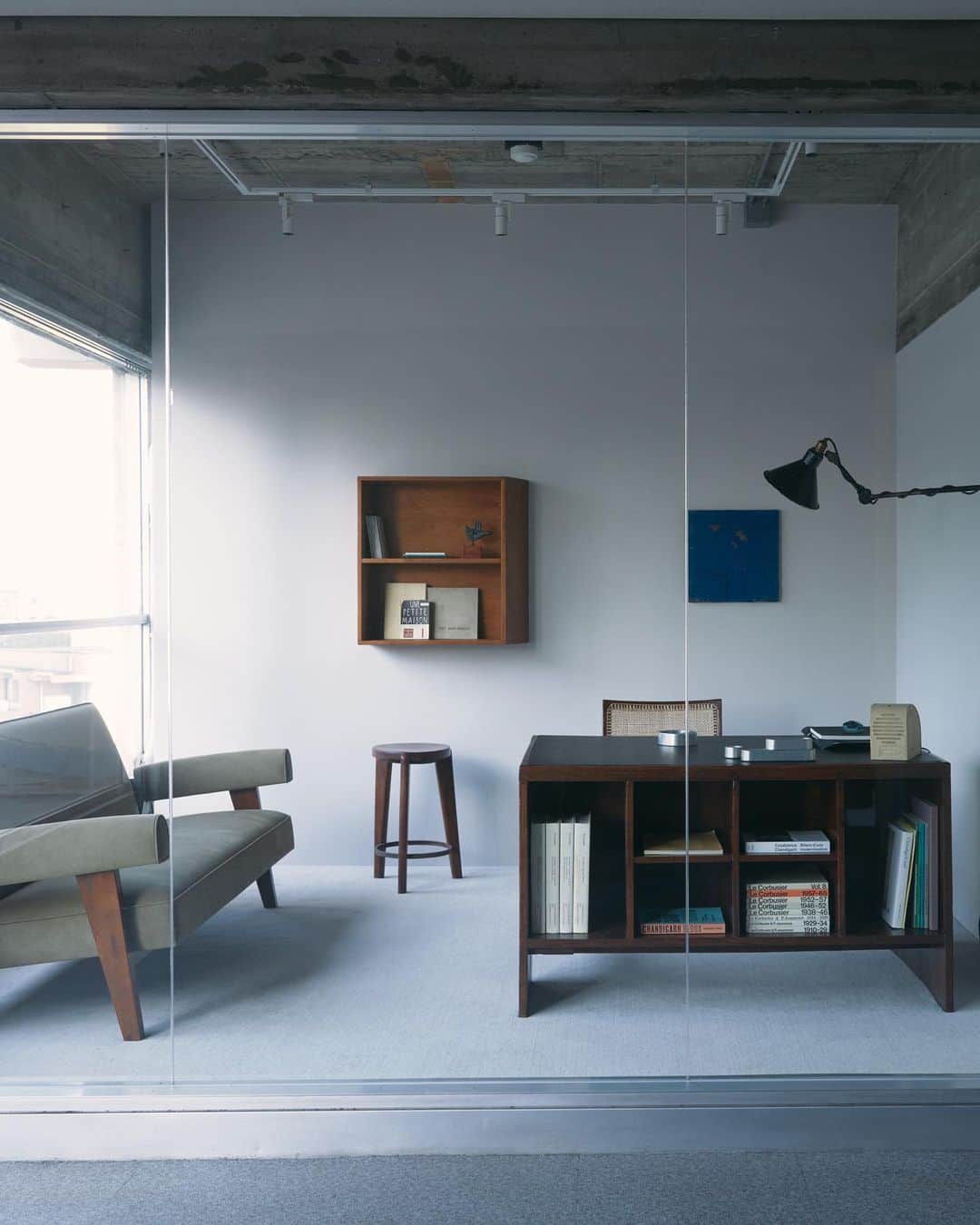 Kinfolk Magazineのインスタグラム：「Introducing the Case Study Room—a new Kinfolk design gallery in Tokyo! 🇯🇵❤️ Visit us in the observation room of Villa Bianca, a gem of mid-60s modernism in Harajuku, and see a changing curation of classic design pieces, created in close collaboration with @sign_tokyo. Follow the link in @kinfolk_csr’s bio to find out more and plan your visit.  (Photos: @10npei)」