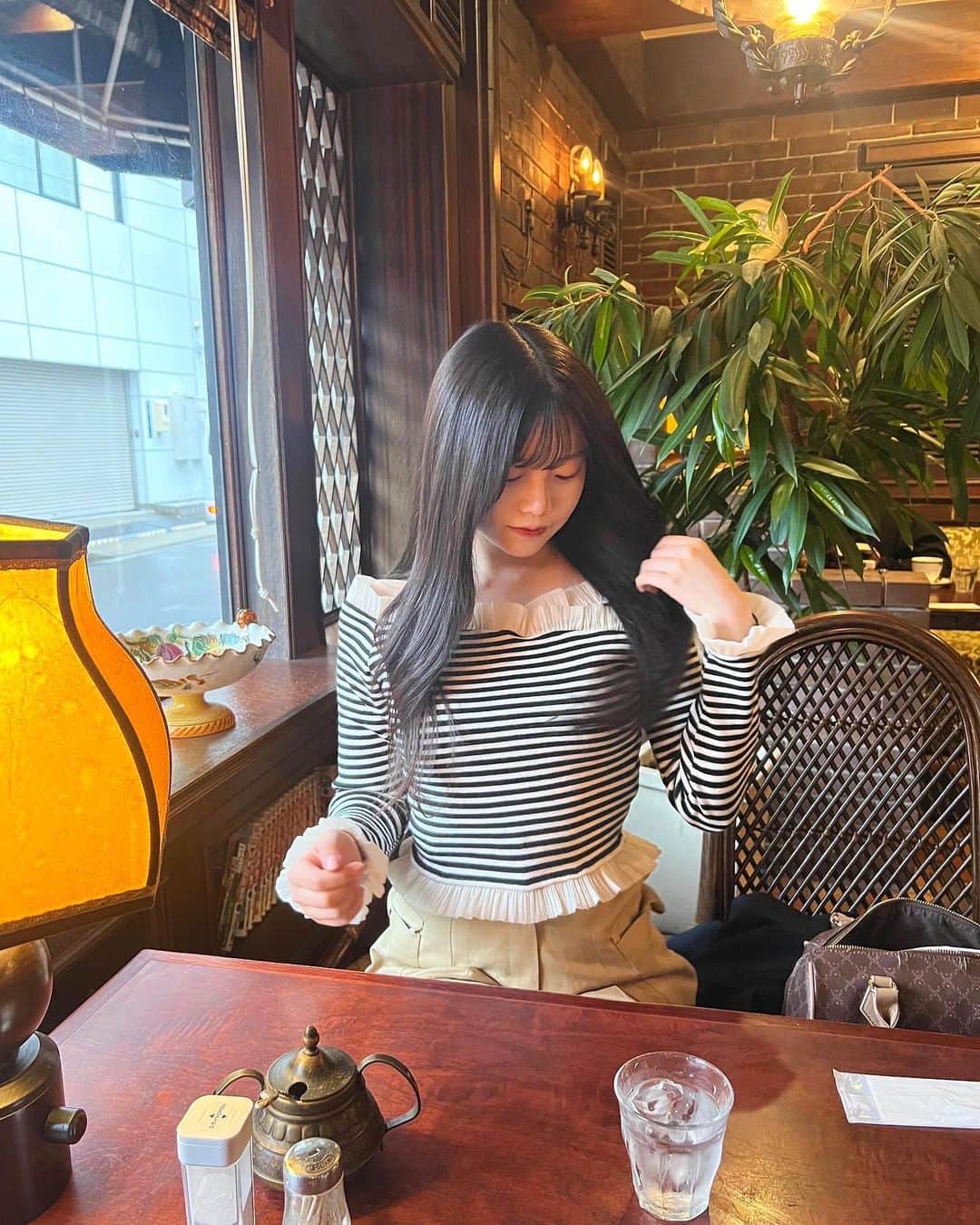 深結さんのインスタグラム写真 - (深結Instagram)「最近喫茶店にハマってる…☕️✨  今池のロイヤル雰囲気好きすぎたからまた行きたいな〜  トップスは　4/21 coming soonの miyu's select item🥺🫶🏻  オフショルにできて袖と首元のフリルが凄く可愛いの…♡  今月も可愛いお洋服3点セレクトしたよ✨  投稿楽しみにしててね（╹◡╹）  #rili_shopping」4月13日 21時10分 - __ange02