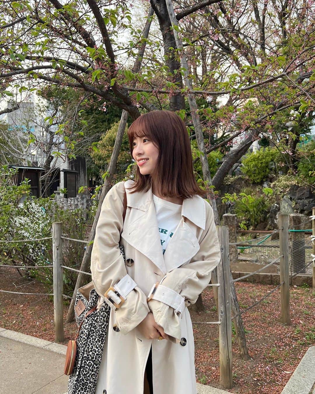 fruncoのインスタグラム：「@frunco.official ◀︎他のアイテムのこちらから🧥🤍 ㅤㅤㅤㅤㅤㅤㅤㅤㅤㅤㅤㅤㅤ  昨年大人気だったこちらのコートが 今年もパワーアップして登場しました🪩✨️  シンプルで使いやすいデザインですが  レイヤード風のバックデザインで後ろ姿もかわいいのもポイントです💡  ㅤㅤㅤㅤㅤㅤㅤㅤㅤㅤㅤㅤㅤ ㅤㅤㅤㅤㅤㅤㅤㅤㅤㅤㅤㅤㅤ 🏷ベーシックトレンチコート 17日までZOZOTOWNで40％ OFF👀💖 SALE価格\￥5,060 / ㅤㅤㅤㅤㅤㅤㅤㅤㅤㅤㅤㅤㅤ ㅤㅤㅤㅤㅤㅤㅤㅤㅤㅤㅤㅤㅤㅤㅤㅤㅤㅤㅤㅤㅤㅤㅤㅤㅤㅤ  ㅤㅤㅤㅤㅤㅤㅤㅤㅤㅤㅤㅤㅤ- - - - - - - - - - - - - - - - -  ㅤㅤㅤㅤㅤㅤㅤㅤㅤㅤㅤㅤㅤ アイテムの詳細は商品タグ、または @frunco.official トップのURLよりご覧いただけます！✨️ ㅤㅤㅤㅤㅤㅤㅤㅤㅤㅤㅤㅤㅤ official store 税込¥3,000以上お買い上げで送料が¥220に🌱 さらに！税込¥8,000以上お買い上げで送料無料 📦 ̖́- ㅤㅤㅤㅤㅤㅤㅤㅤㅤㅤㅤㅤㅤ - - - - - - - - - - - - - - - - - ㅤㅤㅤㅤㅤㅤㅤㅤㅤㅤㅤㅤㅤ ㅤㅤㅤㅤㅤㅤㅤㅤㅤㅤㅤㅤㅤ #frunco  #トレンチコート  #トレンチコートコーデ  #コート  #春服コーデ  #春コーデ  #春アウター  #zozotown購入品  #zozotown  #大学生コーデ  #大学生活  #デートコーデ  #モテコーデ」
