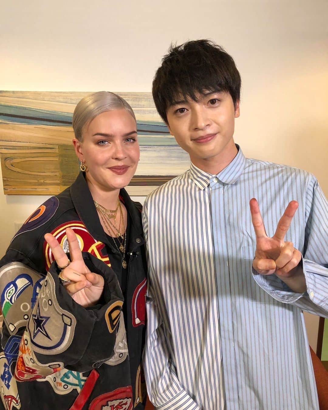 のインスタグラム：「⁡ I am very honoured to see you and this photo is a treasure to me! If you ever have a concert in Japan again, I will definitely come and see you!!🎤 ⁡ お会いできて光栄でした！ ⁡ #KisMyFt2 #yutatamamori #玉森裕太 #AnneMarie #顔緊張しすぎ」