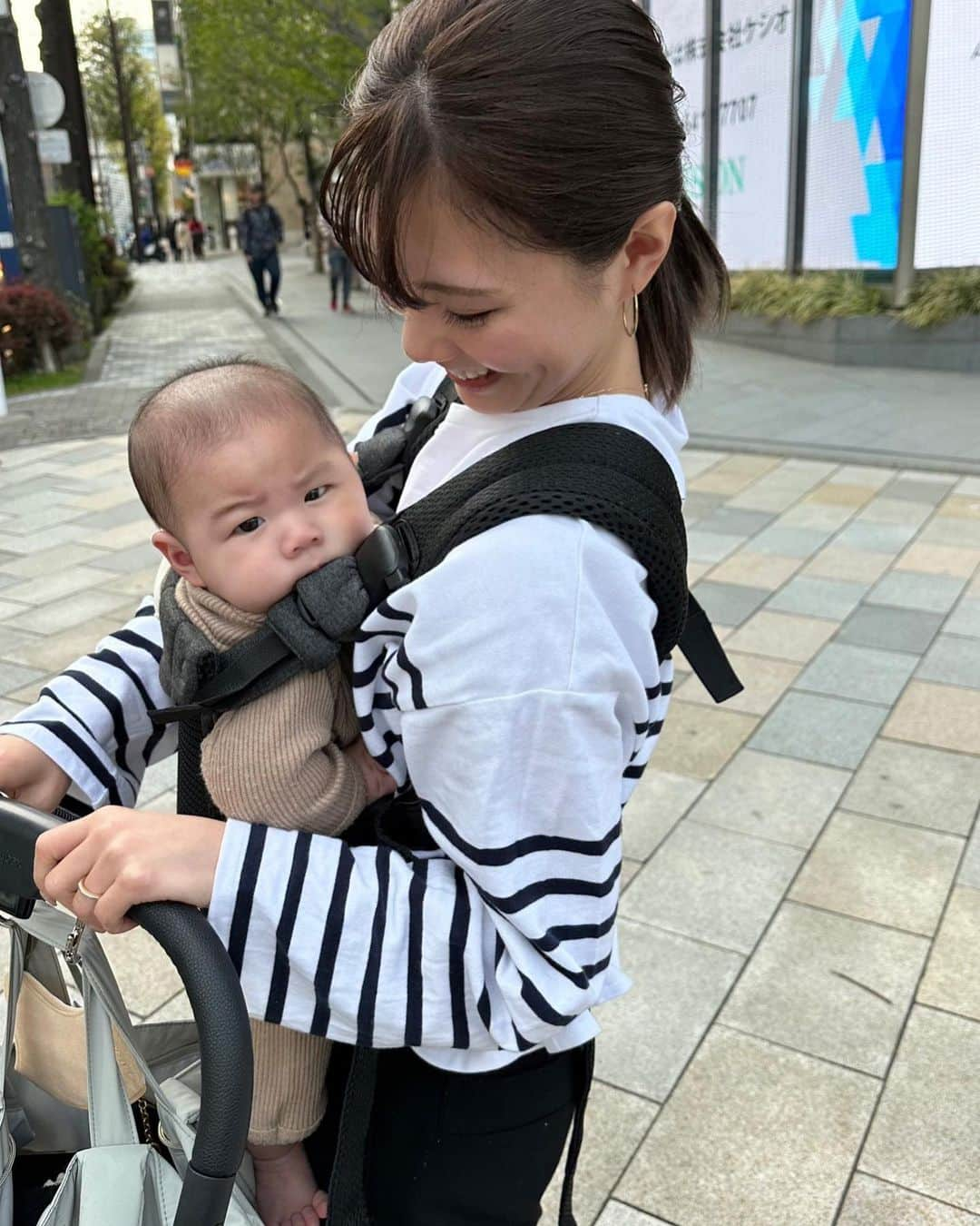 神田希未菜さんのインスタグラム写真 - (神田希未菜Instagram)「最近の色々👶🏻🌼 このベビーチェアのおかげで一緒に同じくらいの高さでテーブル囲めるのが毎日嬉しそう🤍 洗い物の時もここに座ってお喋りしながらご機嫌で待っててくれるから助かってる〜！ 3wayでその月齢に合わせた使い方ができるし、コンパクトに持ち運べて本当に万能🪑 @cunaselect   そして今日は4ヶ月検診で、 66.5cm、8225gとなかなかの成長っぷり🤣🫶🏻 「今日来た子たちの中で1番大きい立派だね〜！」と言われてました🤍笑  #cunaselect #クーナセレクト #vaggaro #ヴァガロ #4ヶ月ベビー #新米ママ」4月13日 21時13分 - ___kimi3___