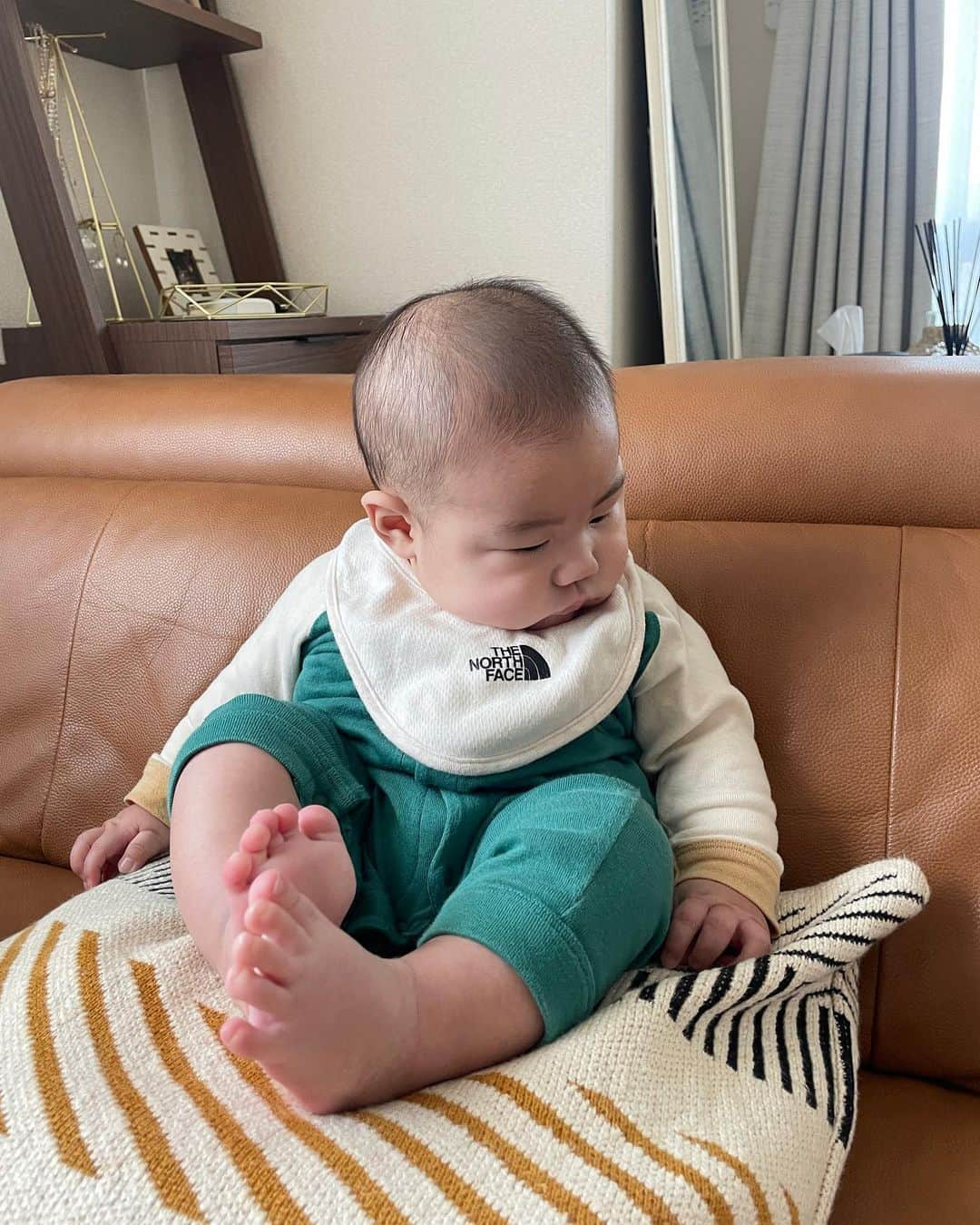 神田希未菜さんのインスタグラム写真 - (神田希未菜Instagram)「最近の色々👶🏻🌼 このベビーチェアのおかげで一緒に同じくらいの高さでテーブル囲めるのが毎日嬉しそう🤍 洗い物の時もここに座ってお喋りしながらご機嫌で待っててくれるから助かってる〜！ 3wayでその月齢に合わせた使い方ができるし、コンパクトに持ち運べて本当に万能🪑 @cunaselect   そして今日は4ヶ月検診で、 66.5cm、8225gとなかなかの成長っぷり🤣🫶🏻 「今日来た子たちの中で1番大きい立派だね〜！」と言われてました🤍笑  #cunaselect #クーナセレクト #vaggaro #ヴァガロ #4ヶ月ベビー #新米ママ」4月13日 21時13分 - ___kimi3___