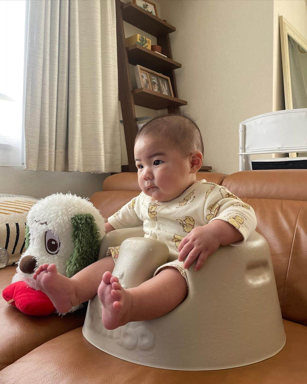 神田希未菜さんのインスタグラム写真 - (神田希未菜Instagram)「最近の色々👶🏻🌼 このベビーチェアのおかげで一緒に同じくらいの高さでテーブル囲めるのが毎日嬉しそう🤍 洗い物の時もここに座ってお喋りしながらご機嫌で待っててくれるから助かってる〜！ 3wayでその月齢に合わせた使い方ができるし、コンパクトに持ち運べて本当に万能🪑 @cunaselect   そして今日は4ヶ月検診で、 66.5cm、8225gとなかなかの成長っぷり🤣🫶🏻 「今日来た子たちの中で1番大きい立派だね〜！」と言われてました🤍笑  #cunaselect #クーナセレクト #vaggaro #ヴァガロ #4ヶ月ベビー #新米ママ」4月13日 21時13分 - ___kimi3___