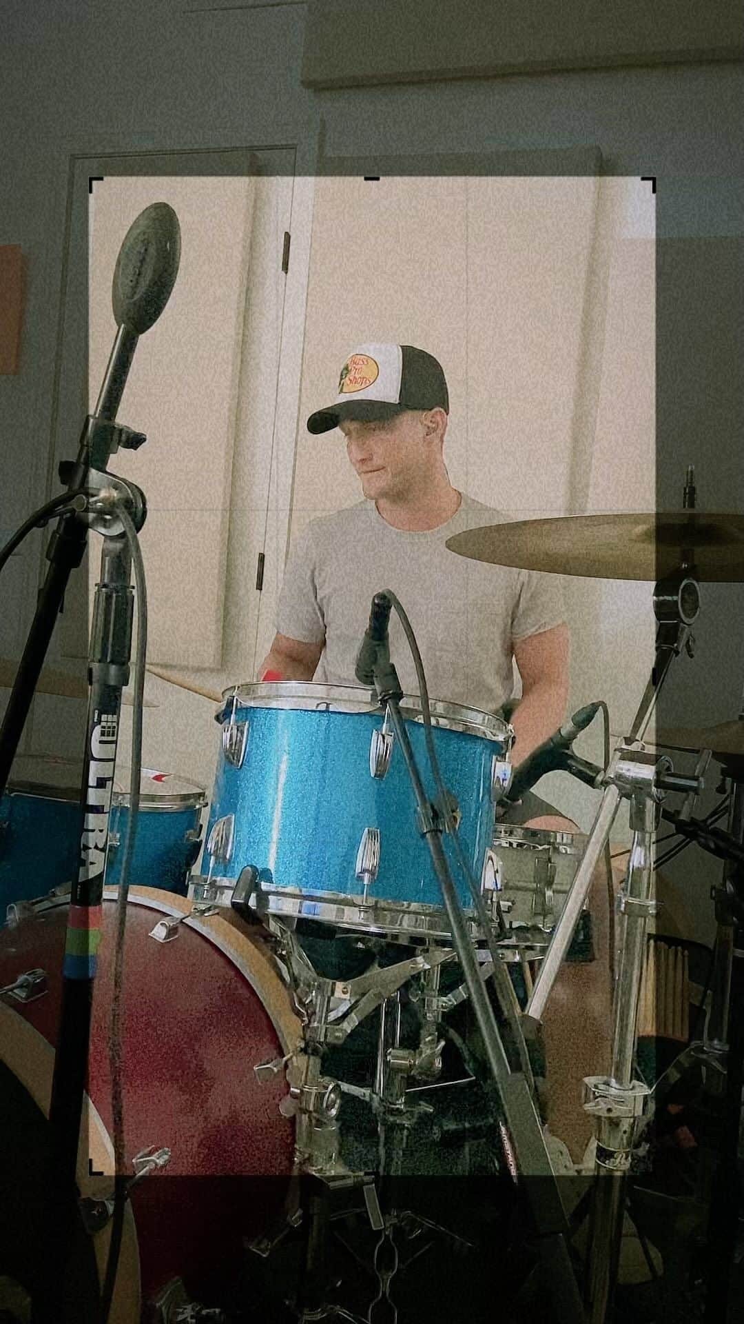 ローラ・オスのインスタグラム：「Throwback to rare footage of my talented hubby @nathanjohnsonny, layin’ down some drums for my recording of “Bitter” at @jeremy_sh_griffith’s production studio in Florida last summer — Not the exact take we ended up using, but I’m so glad his artistry is all over the album, too. (And I played the piano for this track!) #Bitter #OnTheOtherSide #debutEP #songwriter #musician #singer #originalmusic #recording #drumset」
