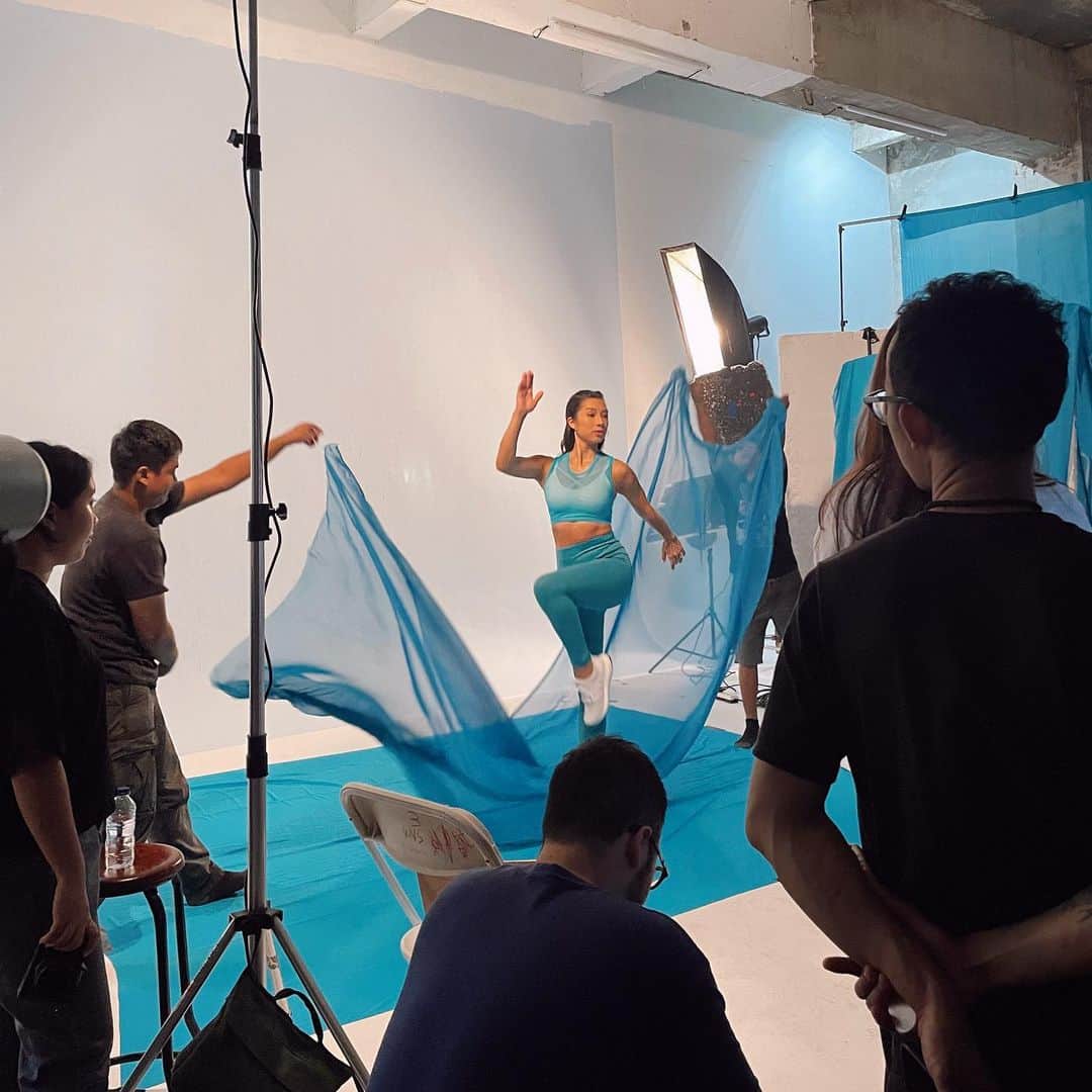 Jennifer Bachdimのインスタグラム：「My first work trip to Jakarta after giving birth to Baby Kiro 2 months ago 🙏🏼💙 Had such a fun shooting with my @ionwaterid team!! Can’t wait to see you guys at #IONATION2023 🥹💪🏽 . . PS: last picture is my fave! Thank you Baby @kirozaydenbachdim for being so great and waiting for Mama to finish work 🥹 and of course always lovely to see my Jakarta bestie @andreadianbimo 😘」