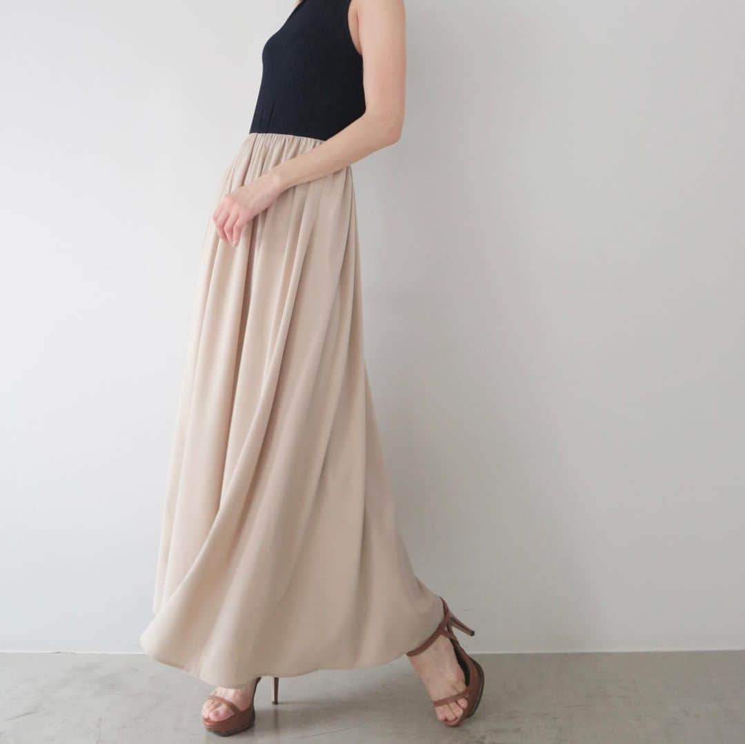 デュラスアンビエントのインスタグラム：「#ドッキングマキシワンピース <Navy/Beige, Olive, Black>  人気のドッキングワンピースが、今年仕様になって登場。  汗ばむ季節に嬉しい、コンパクトなサマーニットに、落ち感のいい生地をふんだんに使ったマキシスカートを組み合わせました。  蹴回したっぷりなスカートはサラッと滑らかな素材で、ボリュームを感じさせない仕上がりに。  着るだけでコーデが決まる洒脱な一枚で、大人のリラクシームードを楽しんでみては。  ＿＿＿＿＿＿＿＿＿＿＿ ✔︎ @ambient_styling #AMBIENT #ambient_official #ambientstyle #アンビエント」
