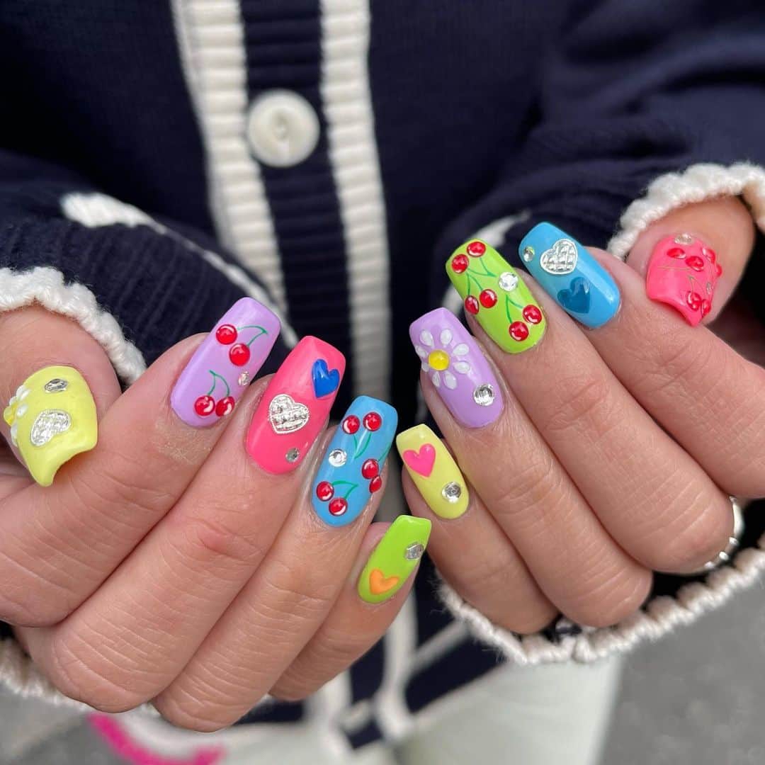 HANAのインスタグラム：「🍒🩷🎨🌷🎀  前のネイル🩵🪽  載せるの遅くなりすぎ大事件よ🫨 (もう新しいネイルなってます🆕)  春らしくてかわいくてお気に入りだった💕💕  @kyalulu_nailstudio リエさんネイル💅 最高です😆 有難う御座いました🩷」
