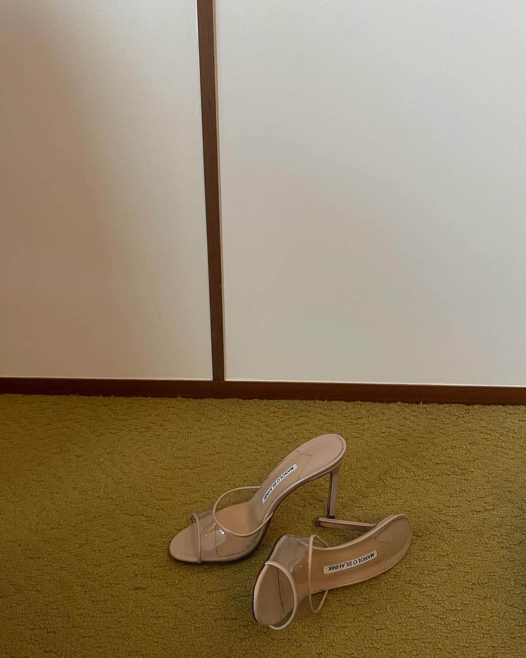 正中雅子のインスタグラム：「たまにはヒール履かないとって持って行った先月のトウキョウ👠🗼  何年か前に　@ronhermanjp で買った　@manoloblahnik 🫶  このヌード感がたまらんね☺︎  でも、足痛くて 朝起きたらボエっと転がってた🙃  #manoloblahnik  #tokyo」
