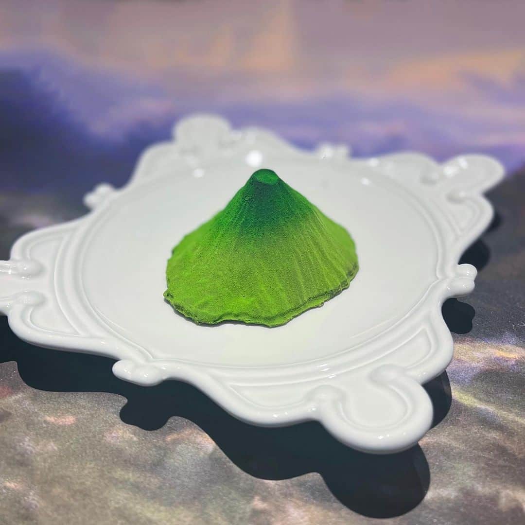 白釈迦遺さんのインスタグラム写真 - (白釈迦遺Instagram)「. 小さな楽園。メニューの中で唯一登ったことある 八丈島の西山を選んでみた。可愛い⛰」4月13日 21時27分 - shaka_yui