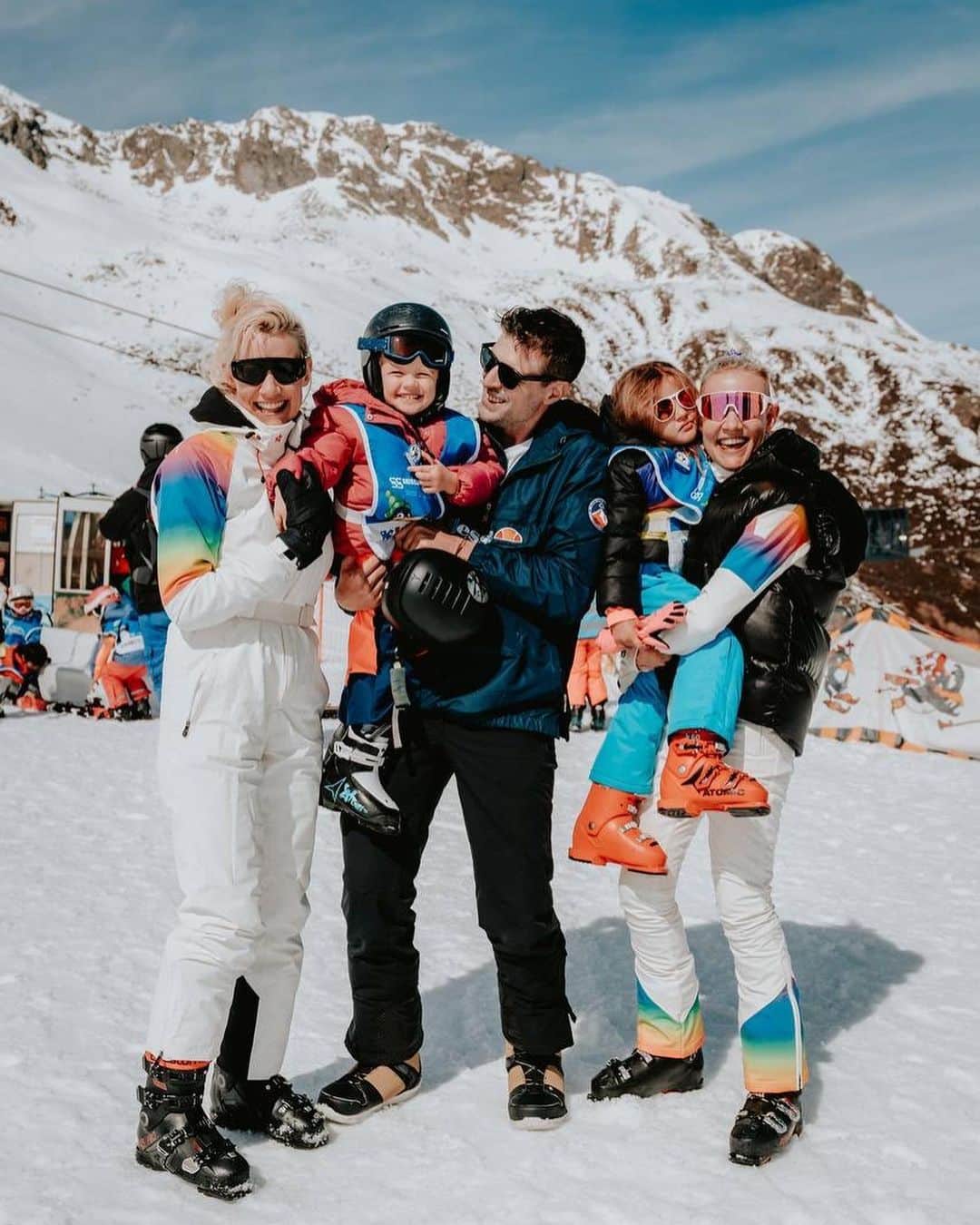 NERVOのインスタグラム：「🇦🇹SÖLDEN Day 1 & 2 ✅✅❄️⛷️🗻😋🤤✨✨ family ski day off, feasting + private party at a restaurant 3000 m above sea level (what?!?! 🤯) - snow heaven on Earth INDEED. @electricmountainfestival festivities continue TONIGHT‼️👀👀 see you on the mainstage peeps 🎉🎉🎉 #solden #austria #skiing #skiresort #NERVOfamontour」