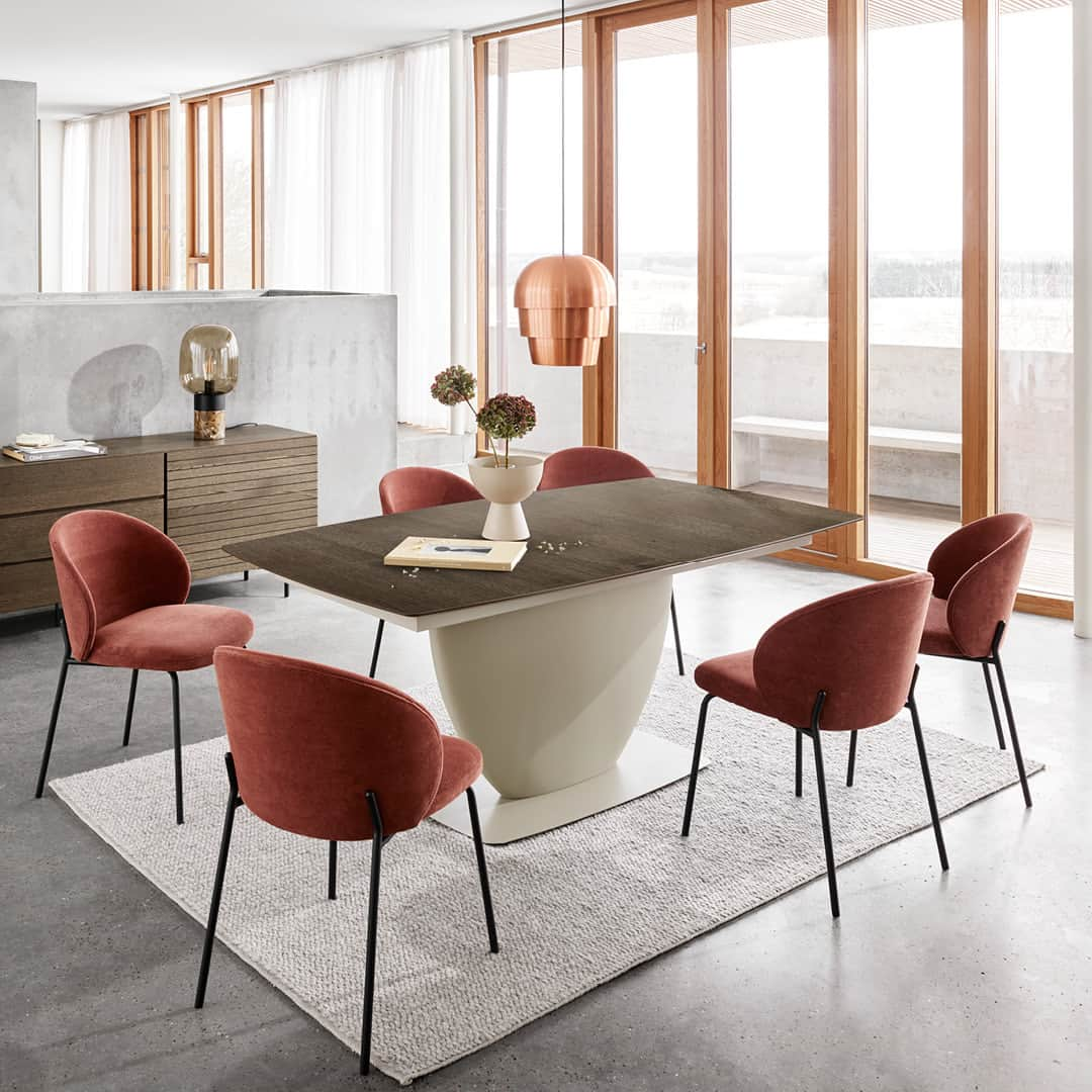 BoConceptさんのインスタグラム写真 - (BoConceptInstagram)「Dine in style this season with our timelessly elegant dining chairs. Like the Princeton dining chair, which is shaped to follow the curve of your body, and the Hamilton dining chair, an embracing design with a slim waist. Explore our entire collection of dining chairs via link in bio.  #boconcept #liveekstraordinaer #ekstraordinærsince1952 #anystyleaslongasitsyours #homestyling #danishdesign #diningroom #chair」4月13日 21時20分 - boconcept_official