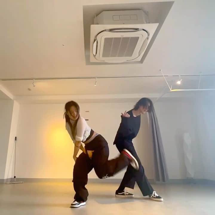 穴井隆文のインスタグラム：「Quick session with @taabow919  "Shirts" by @sza ❤️‍🩹 created by @akanenmiyoshi @taabow919   久々に一緒に作りました✨🤝🏻 ドライフラワー以来！ みんなにも踊ってほしい！！ ので近々？🤔  #shirt #sza #たぼねん #SpectRe」