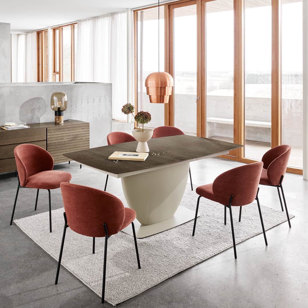 BoConceptのインスタグラム：「Dine in style this season with our timelessly elegant dining chairs. Like the Princeton dining chair, which is shaped to follow the curve of your body, and the Hamilton dining chair, an embracing design with a slim waist. Explore our entire collection of dining chairs via link in bio.  #boconcept #liveekstraordinaer #ekstraordinærsince1952 #anystyleaslongasitsyours #homestyling #danishdesign #diningroom #chair」