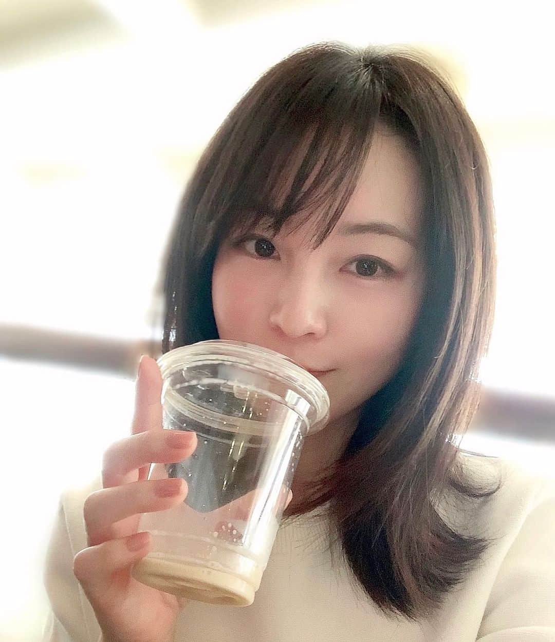栗田萌のインスタグラム：「お気に入りのカフェ☕️ 一人でゆったりまったり。ぼぉ〜っとする時間大好きです(*´∀｀*)💕 #cafe #栗田萌 #くりもえ いつかのお写真✨」