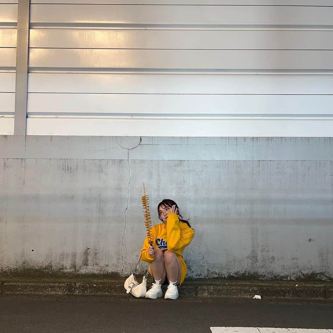 高畑麻優さんのインスタグラム写真 - (高畑麻優Instagram)「#mayus_style_ 💛💙  原宿に用事があったので またまたロングポテト ~~ 🍟🩷  黄色のパーカーかわいいでしょ！💛」4月13日 21時20分 - 04__m.aa