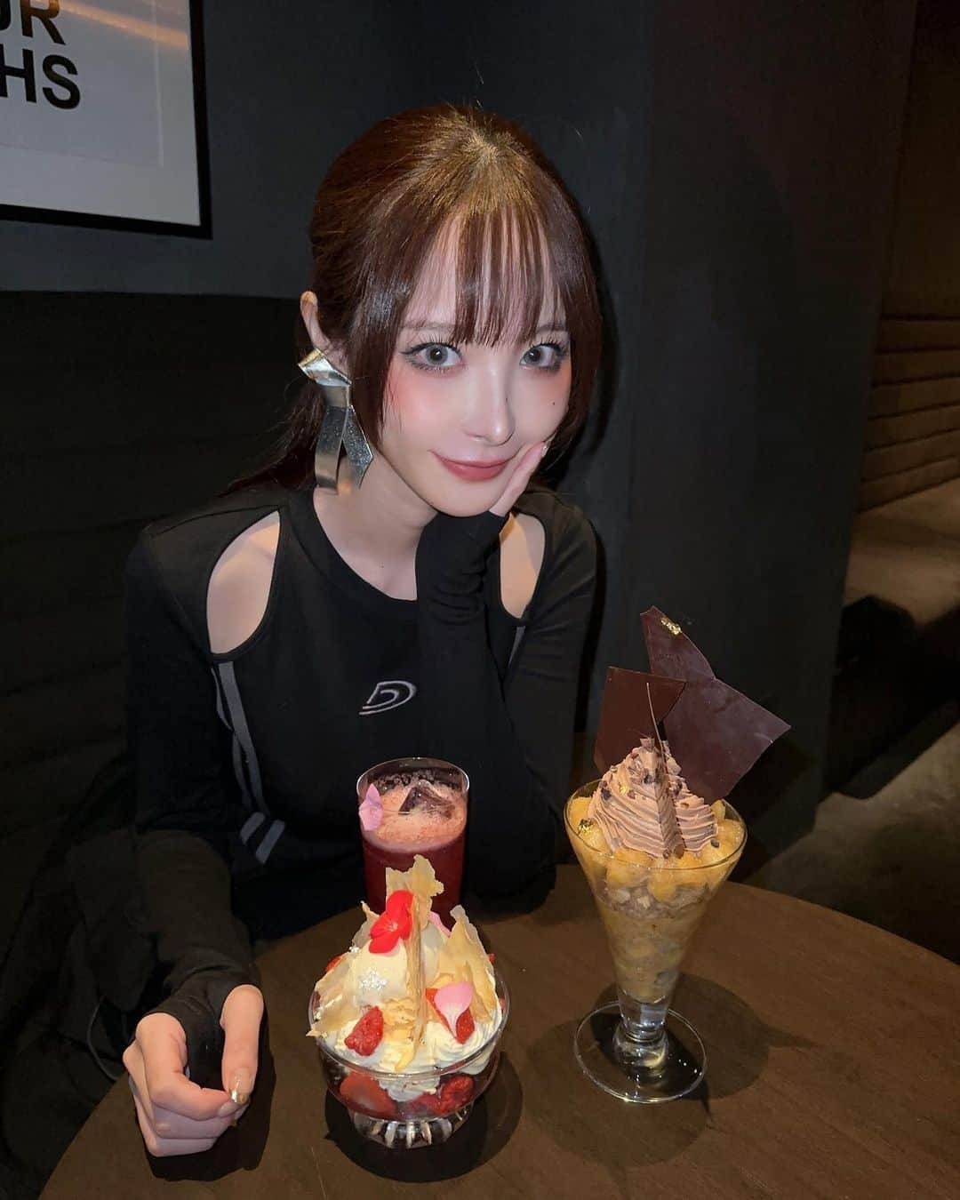 のインスタグラム：「新鮮メイク👀💙  アイメイクに普段使わない色！ 冒険するのって楽しいよね🏄‍♂️」