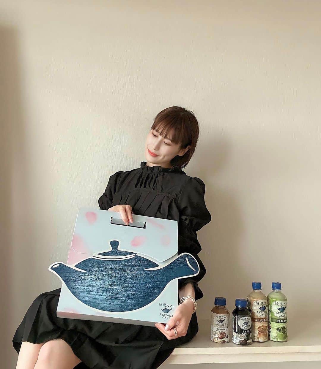 のインスタグラム：「綾鷹カフェから急須で入れるお茶と珋琲が フュージョンした新製品が発売されました🍵 @ayatakajp   可愛い急須BOXで届いた綾鷹。 深い味わいでどの種類もおいしかったです💗  #綾鷹カフェ #綾鷹カフェ急須珈琲 #急須加琲はじめました」