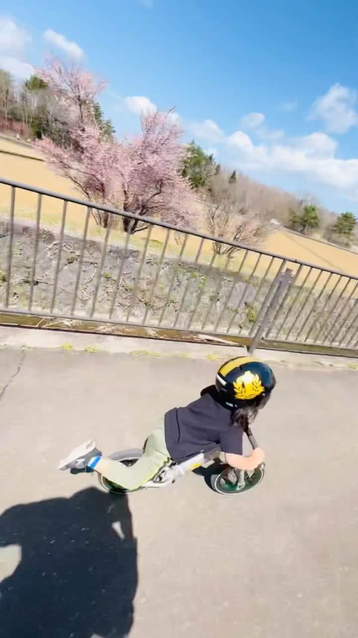 清澤恵美子のインスタグラム：「本日も母と息子のレース🏃💨 完全に母負け。足がだいぶ治ってきた模様🦵彼の超絶前傾なかなか良い姿勢だと母は思う。笑笑 #3歳5ヶ月　#3歳男子　#ふじのふもと #脛骨ヒビ」