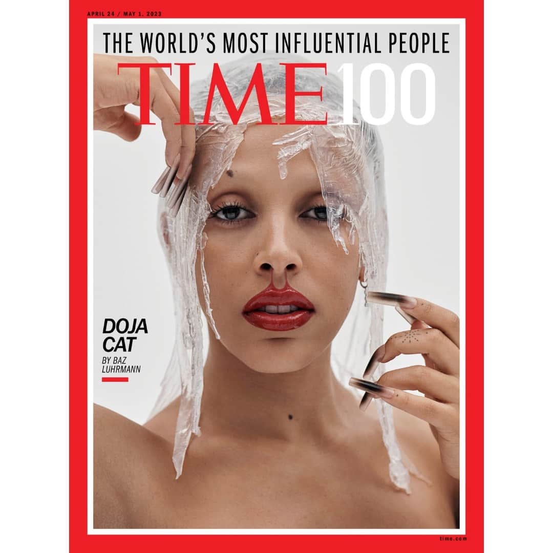 TIME Magazineのインスタグラム：「@dojacat grew up on the internet. It's her playground, her teacher, her inspiration, her disciplinarian, her delight, and her punishment. “I’ve kind of become addicted to it," she says. "I think a lot of us are, but it’s become part of my career."  Thousands of performing artists have social media streams to interact with their fans, but few are as personally involved with them as Doja. “I enjoy it,” she says. “Actually I deeper than enjoy it.”   She uploads things others won’t: close-up shots of the multiple pimples on her forehead, random vulgar words with no context, a pre-sneeze snapshot. And this is all on top of her two platinum-selling albums; a slew of awards, including a Grammy and three VMAs; and her status as one of the 50 most streamed artists on Spotify.  This year, she's also one of TIME's 100 most influential people of 2023.  At the link in our bio, Doja Cat opens up about growing up on an ashram, finding inspiration on Instagram, and making her latest album.  Photograph by Paola Kudacki (@paolakudacki) for TIME」